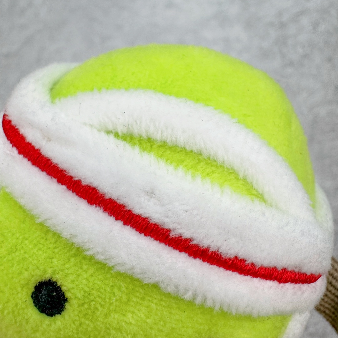 图片[13]-＃原单 Jellycat 玩偶 毛绒公仔 棒球/网球 科普：Jellycat是一个英国玩具品牌，创立于1999年，由William和Thomas兄弟二人在伦敦创立。该品牌专注于设计玩偶玩具，并全情投入于最有趣、环保和独特的软玩具领域。Jellycat的产品设计丰富且有创意，其毛绒玩具以可爱的动物形象为主打，深受全球儿童的喜爱。品牌的产品线包括各种动物系列、海洋系列、蔬果美食系列、植物系列等，每个系列都有其独特的设计和故事。Jellycat的产品设计理念是打破传统动物毛绒像动物标本一样的形象，通过改变形状、手感、颜色、大小和材料，用成千上万种方式制作一只动物毛绒。品牌的设计师来自世界各地，他们的创意让产品更具多元性，同时也让品牌能够从世界各地的文化中获得设计灵感。近年来，Jellycat品牌方开始跨界合作，与野兽派、华尔道夫酒店等品牌合作推出联名产品，进一步扩大了品牌的影响力。在社交媒体上，Jellycat也日益活跃，通过小红书、Instagram、抖音和TikTok等平台与消费者互动，分享品牌故事和产品信息。Jellycat的产品价格在99元到1699元不等，绝版产品的价格在二手平台上甚至会翻几倍。尽管有消费者认为它高价低质，价格贵、品控不严格等问题频频引来吐槽，但仍有大量粉丝愿意为“治愈”买单，因为这些毛绒玩具成为他们精神上的陪伴。原装100% polyester进口聚酯纤维面料 原厂7D棉 原单环保颗粒 双吊牌加三重水洗标 原配防尘袋 吊打市面通货 注意即使同一家厂 不同的批次面料缸差是一定都有的 官网不同批次都有 经过欧盟CE安全认证 此标准0-100岁的小朋友都适用 这个缸差和造型其实经常入手玩偶的都知道 手工制品 世上每一只jell 都是独一无二的 轻微线头 轻微不对称都是很正常的 无法避免 官网都是一样 底部走线 颗粒填充物 刺绣 走线 肉眼可见的精致 原色未染色面料纱线 超级有质感-选品中心