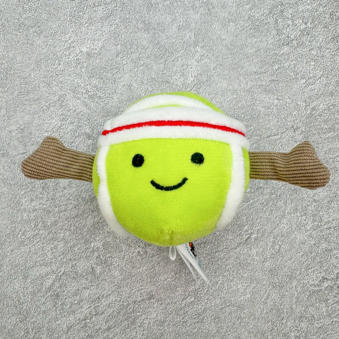 图片[2]-＃原单 Jellycat 玩偶 毛绒公仔 棒球/网球 科普：Jellycat是一个英国玩具品牌，创立于1999年，由William和Thomas兄弟二人在伦敦创立。该品牌专注于设计玩偶玩具，并全情投入于最有趣、环保和独特的软玩具领域。Jellycat的产品设计丰富且有创意，其毛绒玩具以可爱的动物形象为主打，深受全球儿童的喜爱。品牌的产品线包括各种动物系列、海洋系列、蔬果美食系列、植物系列等，每个系列都有其独特的设计和故事。Jellycat的产品设计理念是打破传统动物毛绒像动物标本一样的形象，通过改变形状、手感、颜色、大小和材料，用成千上万种方式制作一只动物毛绒。品牌的设计师来自世界各地，他们的创意让产品更具多元性，同时也让品牌能够从世界各地的文化中获得设计灵感。近年来，Jellycat品牌方开始跨界合作，与野兽派、华尔道夫酒店等品牌合作推出联名产品，进一步扩大了品牌的影响力。在社交媒体上，Jellycat也日益活跃，通过小红书、Instagram、抖音和TikTok等平台与消费者互动，分享品牌故事和产品信息。Jellycat的产品价格在99元到1699元不等，绝版产品的价格在二手平台上甚至会翻几倍。尽管有消费者认为它高价低质，价格贵、品控不严格等问题频频引来吐槽，但仍有大量粉丝愿意为“治愈”买单，因为这些毛绒玩具成为他们精神上的陪伴。原装100% polyester进口聚酯纤维面料 原厂7D棉 原单环保颗粒 双吊牌加三重水洗标 原配防尘袋 吊打市面通货 注意即使同一家厂 不同的批次面料缸差是一定都有的 官网不同批次都有 经过欧盟CE安全认证 此标准0-100岁的小朋友都适用 这个缸差和造型其实经常入手玩偶的都知道 手工制品 世上每一只jell 都是独一无二的 轻微线头 轻微不对称都是很正常的 无法避免 官网都是一样 底部走线 颗粒填充物 刺绣 走线 肉眼可见的精致 原色未染色面料纱线 超级有质感-选品中心