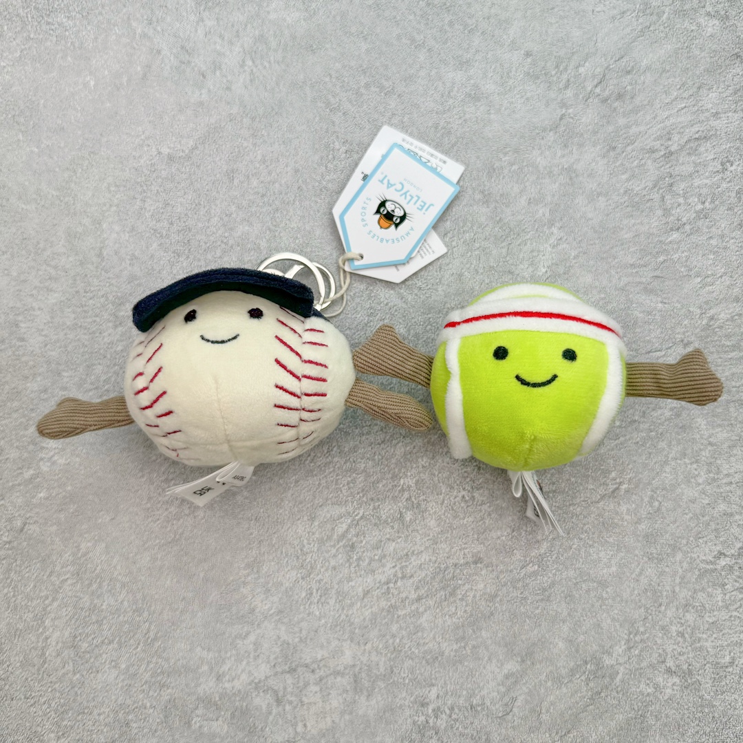 ＃原单 Jellycat 玩偶 毛绒公仔 棒球/网球 科普：Jellycat是一个英国玩具品牌，创立于1999年，由William和Thomas兄弟二人在伦敦创立。该品牌专注于设计玩偶玩具，并全情投入于最有趣、环保和独特的软玩具领域。Jellycat的产品设计丰富且有创意，其毛绒玩具以可爱的动物形象为主打，深受全球儿童的喜爱。品牌的产品线包括各种动物系列、海洋系列、蔬果美食系列、植物系列等，每个系列都有其独特的设计和故事。Jellycat的产品设计理念是打破传统动物毛绒像动物标本一样的形象，通过改变形状、手感、颜色、大小和材料，用成千上万种方式制作一只动物毛绒。品牌的设计师来自世界各地，他们的创意让产品更具多元性，同时也让品牌能够从世界各地的文化中获得设计灵感。近年来，Jellycat品牌方开始跨界合作，与野兽派、华尔道夫酒店等品牌合作推出联名产品，进一步扩大了品牌的影响力。在社交媒体上，Jellycat也日益活跃，通过小红书、Instagram、抖音和TikTok等平台与消费者互动，分享品牌故事和产品信息。Jellycat的产品价格在99元到1699元不等，绝版产品的价格在二手平台上甚至会翻几倍。尽管有消费者认为它高价低质，价格贵、品控不严格等问题频频引来吐槽，但仍有大量粉丝愿意为“治愈”买单，因为这些毛绒玩具成为他们精神上的陪伴。原装100% polyester进口聚酯纤维面料 原厂7D棉 原单环保颗粒 双吊牌加三重水洗标 原配防尘袋 吊打市面通货 注意即使同一家厂 不同的批次面料缸差是一定都有的 官网不同批次都有 经过欧盟CE安全认证 此标准0-100岁的小朋友都适用 这个缸差和造型其实经常入手玩偶的都知道 手工制品 世上每一只jell 都是独一无二的 轻微线头 轻微不对称都是很正常的 无法避免 官网都是一样 底部走线 颗粒填充物 刺绣 走线 肉眼可见的精致 原色未染色面料纱线 超级有质感-选品中心