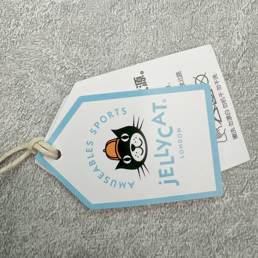 图片[9]-＃原单 Jellycat 玩偶 毛绒公仔 棒球/网球 科普：Jellycat是一个英国玩具品牌，创立于1999年，由William和Thomas兄弟二人在伦敦创立。该品牌专注于设计玩偶玩具，并全情投入于最有趣、环保和独特的软玩具领域。Jellycat的产品设计丰富且有创意，其毛绒玩具以可爱的动物形象为主打，深受全球儿童的喜爱。品牌的产品线包括各种动物系列、海洋系列、蔬果美食系列、植物系列等，每个系列都有其独特的设计和故事。Jellycat的产品设计理念是打破传统动物毛绒像动物标本一样的形象，通过改变形状、手感、颜色、大小和材料，用成千上万种方式制作一只动物毛绒。品牌的设计师来自世界各地，他们的创意让产品更具多元性，同时也让品牌能够从世界各地的文化中获得设计灵感。近年来，Jellycat品牌方开始跨界合作，与野兽派、华尔道夫酒店等品牌合作推出联名产品，进一步扩大了品牌的影响力。在社交媒体上，Jellycat也日益活跃，通过小红书、Instagram、抖音和TikTok等平台与消费者互动，分享品牌故事和产品信息。Jellycat的产品价格在99元到1699元不等，绝版产品的价格在二手平台上甚至会翻几倍。尽管有消费者认为它高价低质，价格贵、品控不严格等问题频频引来吐槽，但仍有大量粉丝愿意为“治愈”买单，因为这些毛绒玩具成为他们精神上的陪伴。原装100% polyester进口聚酯纤维面料 原厂7D棉 原单环保颗粒 双吊牌加三重水洗标 原配防尘袋 吊打市面通货 注意即使同一家厂 不同的批次面料缸差是一定都有的 官网不同批次都有 经过欧盟CE安全认证 此标准0-100岁的小朋友都适用 这个缸差和造型其实经常入手玩偶的都知道 手工制品 世上每一只jell 都是独一无二的 轻微线头 轻微不对称都是很正常的 无法避免 官网都是一样 底部走线 颗粒填充物 刺绣 走线 肉眼可见的精致 原色未染色面料纱线 超级有质感-选品中心