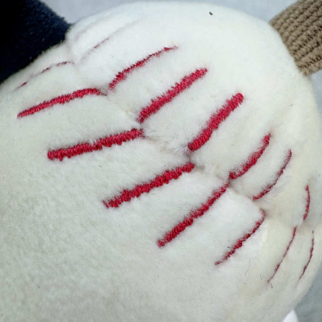 图片[12]-＃原单 Jellycat 玩偶 毛绒公仔 棒球/网球 科普：Jellycat是一个英国玩具品牌，创立于1999年，由William和Thomas兄弟二人在伦敦创立。该品牌专注于设计玩偶玩具，并全情投入于最有趣、环保和独特的软玩具领域。Jellycat的产品设计丰富且有创意，其毛绒玩具以可爱的动物形象为主打，深受全球儿童的喜爱。品牌的产品线包括各种动物系列、海洋系列、蔬果美食系列、植物系列等，每个系列都有其独特的设计和故事。Jellycat的产品设计理念是打破传统动物毛绒像动物标本一样的形象，通过改变形状、手感、颜色、大小和材料，用成千上万种方式制作一只动物毛绒。品牌的设计师来自世界各地，他们的创意让产品更具多元性，同时也让品牌能够从世界各地的文化中获得设计灵感。近年来，Jellycat品牌方开始跨界合作，与野兽派、华尔道夫酒店等品牌合作推出联名产品，进一步扩大了品牌的影响力。在社交媒体上，Jellycat也日益活跃，通过小红书、Instagram、抖音和TikTok等平台与消费者互动，分享品牌故事和产品信息。Jellycat的产品价格在99元到1699元不等，绝版产品的价格在二手平台上甚至会翻几倍。尽管有消费者认为它高价低质，价格贵、品控不严格等问题频频引来吐槽，但仍有大量粉丝愿意为“治愈”买单，因为这些毛绒玩具成为他们精神上的陪伴。原装100% polyester进口聚酯纤维面料 原厂7D棉 原单环保颗粒 双吊牌加三重水洗标 原配防尘袋 吊打市面通货 注意即使同一家厂 不同的批次面料缸差是一定都有的 官网不同批次都有 经过欧盟CE安全认证 此标准0-100岁的小朋友都适用 这个缸差和造型其实经常入手玩偶的都知道 手工制品 世上每一只jell 都是独一无二的 轻微线头 轻微不对称都是很正常的 无法避免 官网都是一样 底部走线 颗粒填充物 刺绣 走线 肉眼可见的精致 原色未染色面料纱线 超级有质感-选品中心