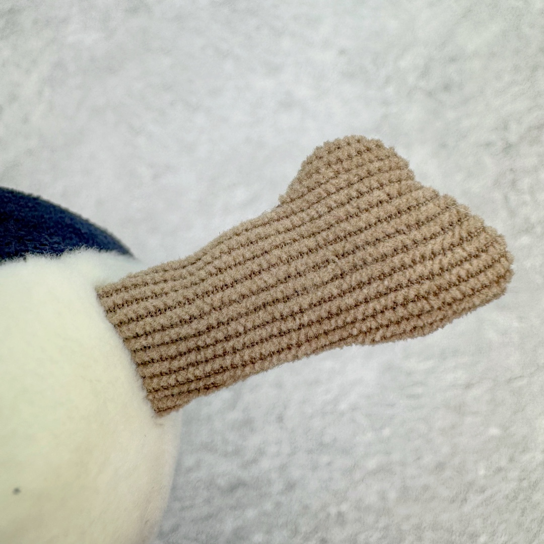 图片[6]-＃原单 Jellycat 玩偶 毛绒公仔 棒球/网球 科普：Jellycat是一个英国玩具品牌，创立于1999年，由William和Thomas兄弟二人在伦敦创立。该品牌专注于设计玩偶玩具，并全情投入于最有趣、环保和独特的软玩具领域。Jellycat的产品设计丰富且有创意，其毛绒玩具以可爱的动物形象为主打，深受全球儿童的喜爱。品牌的产品线包括各种动物系列、海洋系列、蔬果美食系列、植物系列等，每个系列都有其独特的设计和故事。Jellycat的产品设计理念是打破传统动物毛绒像动物标本一样的形象，通过改变形状、手感、颜色、大小和材料，用成千上万种方式制作一只动物毛绒。品牌的设计师来自世界各地，他们的创意让产品更具多元性，同时也让品牌能够从世界各地的文化中获得设计灵感。近年来，Jellycat品牌方开始跨界合作，与野兽派、华尔道夫酒店等品牌合作推出联名产品，进一步扩大了品牌的影响力。在社交媒体上，Jellycat也日益活跃，通过小红书、Instagram、抖音和TikTok等平台与消费者互动，分享品牌故事和产品信息。Jellycat的产品价格在99元到1699元不等，绝版产品的价格在二手平台上甚至会翻几倍。尽管有消费者认为它高价低质，价格贵、品控不严格等问题频频引来吐槽，但仍有大量粉丝愿意为“治愈”买单，因为这些毛绒玩具成为他们精神上的陪伴。原装100% polyester进口聚酯纤维面料 原厂7D棉 原单环保颗粒 双吊牌加三重水洗标 原配防尘袋 吊打市面通货 注意即使同一家厂 不同的批次面料缸差是一定都有的 官网不同批次都有 经过欧盟CE安全认证 此标准0-100岁的小朋友都适用 这个缸差和造型其实经常入手玩偶的都知道 手工制品 世上每一只jell 都是独一无二的 轻微线头 轻微不对称都是很正常的 无法避免 官网都是一样 底部走线 颗粒填充物 刺绣 走线 肉眼可见的精致 原色未染色面料纱线 超级有质感-选品中心