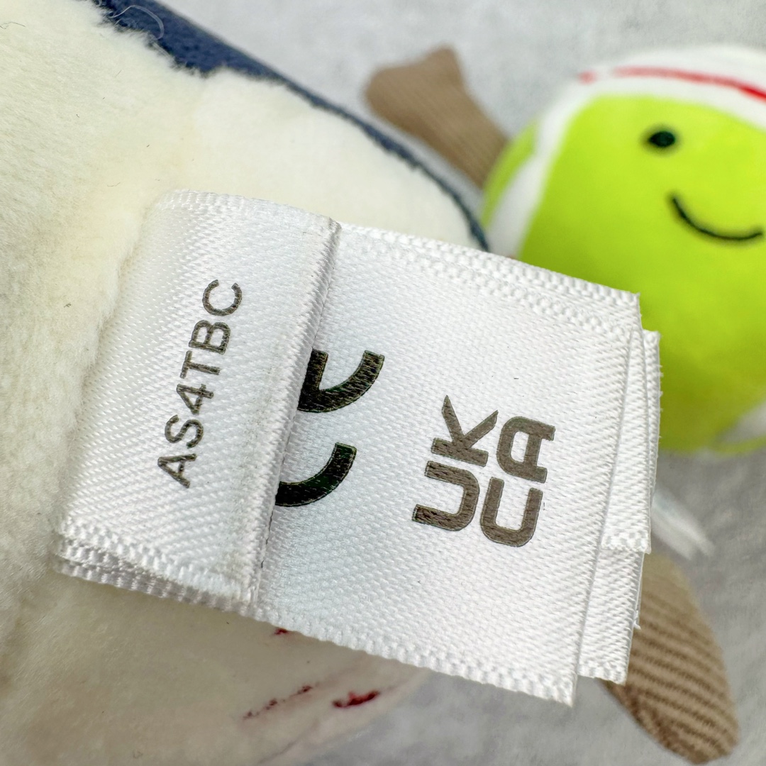 图片[8]-＃原单 Jellycat 玩偶 毛绒公仔 棒球/网球 科普：Jellycat是一个英国玩具品牌，创立于1999年，由William和Thomas兄弟二人在伦敦创立。该品牌专注于设计玩偶玩具，并全情投入于最有趣、环保和独特的软玩具领域。Jellycat的产品设计丰富且有创意，其毛绒玩具以可爱的动物形象为主打，深受全球儿童的喜爱。品牌的产品线包括各种动物系列、海洋系列、蔬果美食系列、植物系列等，每个系列都有其独特的设计和故事。Jellycat的产品设计理念是打破传统动物毛绒像动物标本一样的形象，通过改变形状、手感、颜色、大小和材料，用成千上万种方式制作一只动物毛绒。品牌的设计师来自世界各地，他们的创意让产品更具多元性，同时也让品牌能够从世界各地的文化中获得设计灵感。近年来，Jellycat品牌方开始跨界合作，与野兽派、华尔道夫酒店等品牌合作推出联名产品，进一步扩大了品牌的影响力。在社交媒体上，Jellycat也日益活跃，通过小红书、Instagram、抖音和TikTok等平台与消费者互动，分享品牌故事和产品信息。Jellycat的产品价格在99元到1699元不等，绝版产品的价格在二手平台上甚至会翻几倍。尽管有消费者认为它高价低质，价格贵、品控不严格等问题频频引来吐槽，但仍有大量粉丝愿意为“治愈”买单，因为这些毛绒玩具成为他们精神上的陪伴。原装100% polyester进口聚酯纤维面料 原厂7D棉 原单环保颗粒 双吊牌加三重水洗标 原配防尘袋 吊打市面通货 注意即使同一家厂 不同的批次面料缸差是一定都有的 官网不同批次都有 经过欧盟CE安全认证 此标准0-100岁的小朋友都适用 这个缸差和造型其实经常入手玩偶的都知道 手工制品 世上每一只jell 都是独一无二的 轻微线头 轻微不对称都是很正常的 无法避免 官网都是一样 底部走线 颗粒填充物 刺绣 走线 肉眼可见的精致 原色未染色面料纱线 超级有质感-选品中心