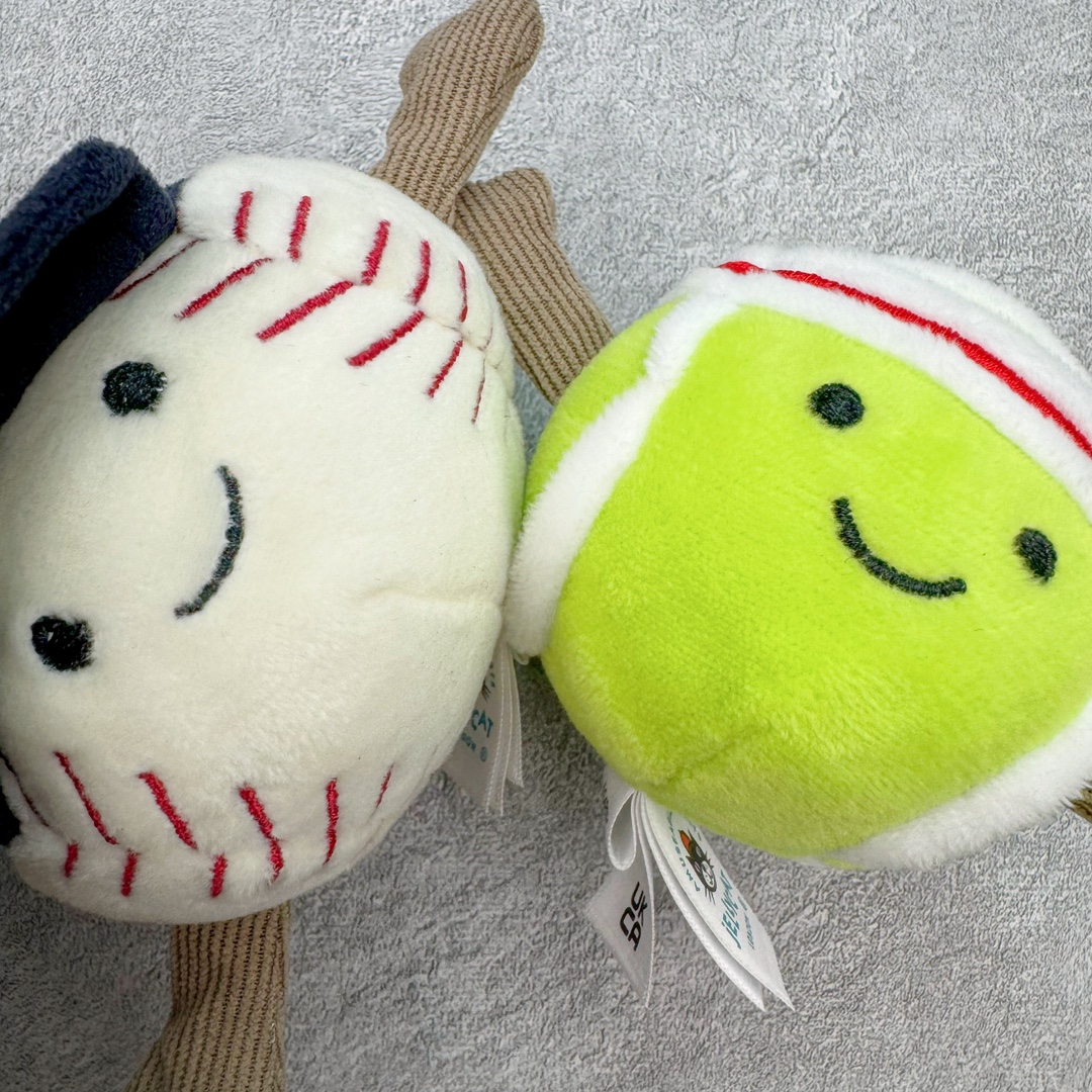 图片[4]-＃原单 Jellycat 玩偶 毛绒公仔 棒球/网球 科普：Jellycat是一个英国玩具品牌，创立于1999年，由William和Thomas兄弟二人在伦敦创立。该品牌专注于设计玩偶玩具，并全情投入于最有趣、环保和独特的软玩具领域。Jellycat的产品设计丰富且有创意，其毛绒玩具以可爱的动物形象为主打，深受全球儿童的喜爱。品牌的产品线包括各种动物系列、海洋系列、蔬果美食系列、植物系列等，每个系列都有其独特的设计和故事。Jellycat的产品设计理念是打破传统动物毛绒像动物标本一样的形象，通过改变形状、手感、颜色、大小和材料，用成千上万种方式制作一只动物毛绒。品牌的设计师来自世界各地，他们的创意让产品更具多元性，同时也让品牌能够从世界各地的文化中获得设计灵感。近年来，Jellycat品牌方开始跨界合作，与野兽派、华尔道夫酒店等品牌合作推出联名产品，进一步扩大了品牌的影响力。在社交媒体上，Jellycat也日益活跃，通过小红书、Instagram、抖音和TikTok等平台与消费者互动，分享品牌故事和产品信息。Jellycat的产品价格在99元到1699元不等，绝版产品的价格在二手平台上甚至会翻几倍。尽管有消费者认为它高价低质，价格贵、品控不严格等问题频频引来吐槽，但仍有大量粉丝愿意为“治愈”买单，因为这些毛绒玩具成为他们精神上的陪伴。原装100% polyester进口聚酯纤维面料 原厂7D棉 原单环保颗粒 双吊牌加三重水洗标 原配防尘袋 吊打市面通货 注意即使同一家厂 不同的批次面料缸差是一定都有的 官网不同批次都有 经过欧盟CE安全认证 此标准0-100岁的小朋友都适用 这个缸差和造型其实经常入手玩偶的都知道 手工制品 世上每一只jell 都是独一无二的 轻微线头 轻微不对称都是很正常的 无法避免 官网都是一样 底部走线 颗粒填充物 刺绣 走线 肉眼可见的精致 原色未染色面料纱线 超级有质感-选品中心