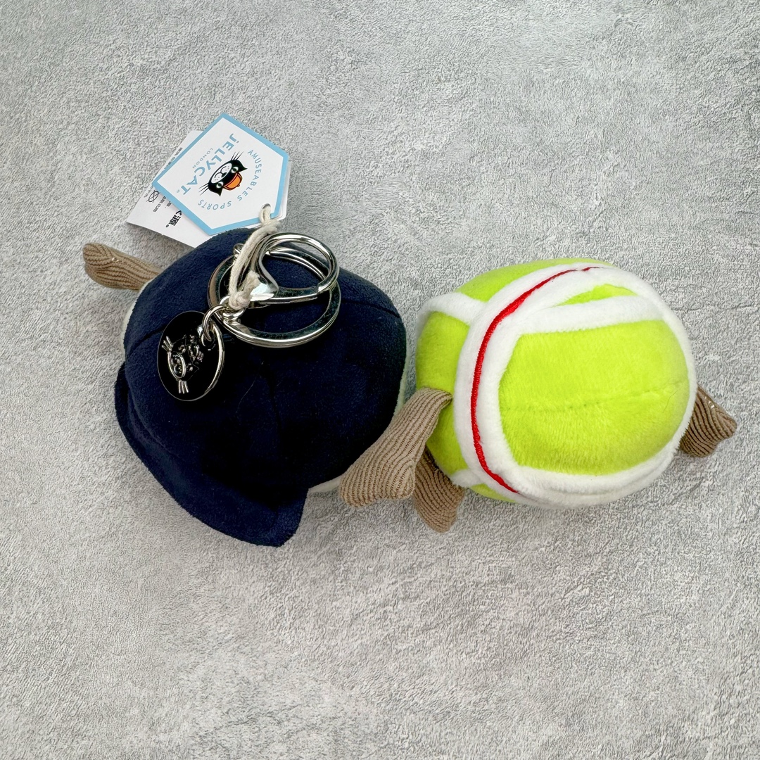 图片[5]-＃原单 Jellycat 玩偶 毛绒公仔 棒球/网球 科普：Jellycat是一个英国玩具品牌，创立于1999年，由William和Thomas兄弟二人在伦敦创立。该品牌专注于设计玩偶玩具，并全情投入于最有趣、环保和独特的软玩具领域。Jellycat的产品设计丰富且有创意，其毛绒玩具以可爱的动物形象为主打，深受全球儿童的喜爱。品牌的产品线包括各种动物系列、海洋系列、蔬果美食系列、植物系列等，每个系列都有其独特的设计和故事。Jellycat的产品设计理念是打破传统动物毛绒像动物标本一样的形象，通过改变形状、手感、颜色、大小和材料，用成千上万种方式制作一只动物毛绒。品牌的设计师来自世界各地，他们的创意让产品更具多元性，同时也让品牌能够从世界各地的文化中获得设计灵感。近年来，Jellycat品牌方开始跨界合作，与野兽派、华尔道夫酒店等品牌合作推出联名产品，进一步扩大了品牌的影响力。在社交媒体上，Jellycat也日益活跃，通过小红书、Instagram、抖音和TikTok等平台与消费者互动，分享品牌故事和产品信息。Jellycat的产品价格在99元到1699元不等，绝版产品的价格在二手平台上甚至会翻几倍。尽管有消费者认为它高价低质，价格贵、品控不严格等问题频频引来吐槽，但仍有大量粉丝愿意为“治愈”买单，因为这些毛绒玩具成为他们精神上的陪伴。原装100% polyester进口聚酯纤维面料 原厂7D棉 原单环保颗粒 双吊牌加三重水洗标 原配防尘袋 吊打市面通货 注意即使同一家厂 不同的批次面料缸差是一定都有的 官网不同批次都有 经过欧盟CE安全认证 此标准0-100岁的小朋友都适用 这个缸差和造型其实经常入手玩偶的都知道 手工制品 世上每一只jell 都是独一无二的 轻微线头 轻微不对称都是很正常的 无法避免 官网都是一样 底部走线 颗粒填充物 刺绣 走线 肉眼可见的精致 原色未染色面料纱线 超级有质感-选品中心