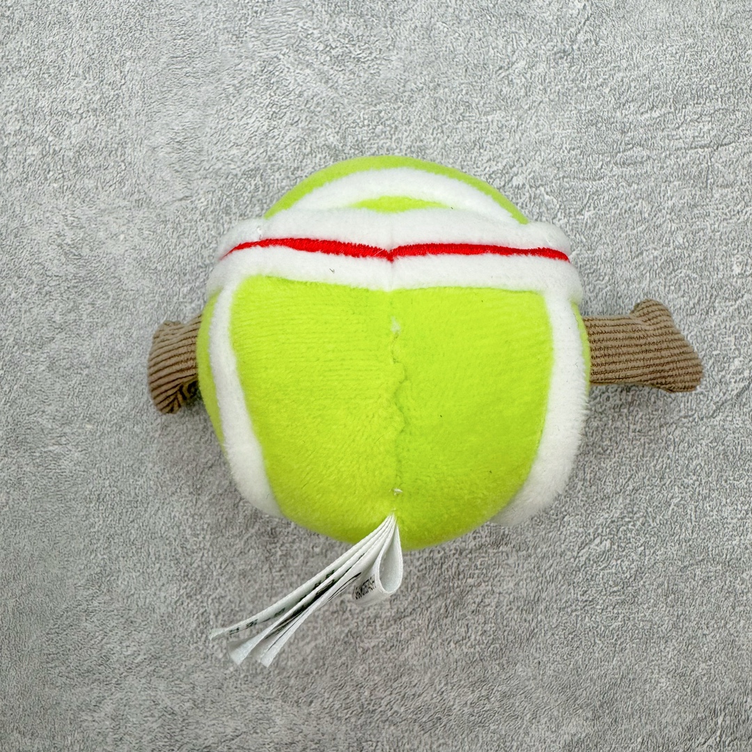 图片[14]-＃原单 Jellycat 玩偶 毛绒公仔 棒球/网球 科普：Jellycat是一个英国玩具品牌，创立于1999年，由William和Thomas兄弟二人在伦敦创立。该品牌专注于设计玩偶玩具，并全情投入于最有趣、环保和独特的软玩具领域。Jellycat的产品设计丰富且有创意，其毛绒玩具以可爱的动物形象为主打，深受全球儿童的喜爱。品牌的产品线包括各种动物系列、海洋系列、蔬果美食系列、植物系列等，每个系列都有其独特的设计和故事。Jellycat的产品设计理念是打破传统动物毛绒像动物标本一样的形象，通过改变形状、手感、颜色、大小和材料，用成千上万种方式制作一只动物毛绒。品牌的设计师来自世界各地，他们的创意让产品更具多元性，同时也让品牌能够从世界各地的文化中获得设计灵感。近年来，Jellycat品牌方开始跨界合作，与野兽派、华尔道夫酒店等品牌合作推出联名产品，进一步扩大了品牌的影响力。在社交媒体上，Jellycat也日益活跃，通过小红书、Instagram、抖音和TikTok等平台与消费者互动，分享品牌故事和产品信息。Jellycat的产品价格在99元到1699元不等，绝版产品的价格在二手平台上甚至会翻几倍。尽管有消费者认为它高价低质，价格贵、品控不严格等问题频频引来吐槽，但仍有大量粉丝愿意为“治愈”买单，因为这些毛绒玩具成为他们精神上的陪伴。原装100% polyester进口聚酯纤维面料 原厂7D棉 原单环保颗粒 双吊牌加三重水洗标 原配防尘袋 吊打市面通货 注意即使同一家厂 不同的批次面料缸差是一定都有的 官网不同批次都有 经过欧盟CE安全认证 此标准0-100岁的小朋友都适用 这个缸差和造型其实经常入手玩偶的都知道 手工制品 世上每一只jell 都是独一无二的 轻微线头 轻微不对称都是很正常的 无法避免 官网都是一样 底部走线 颗粒填充物 刺绣 走线 肉眼可见的精致 原色未染色面料纱线 超级有质感-选品中心