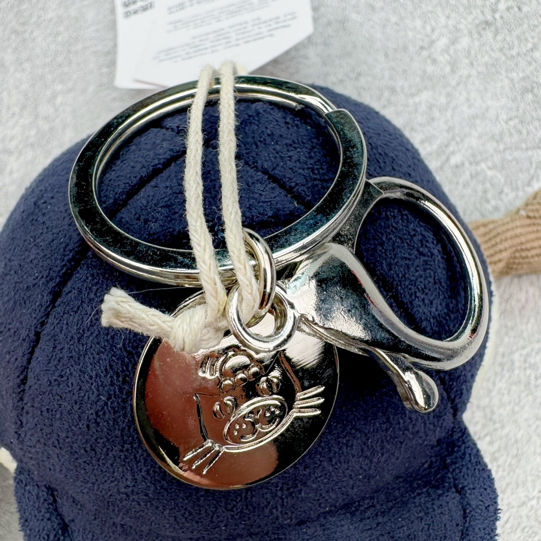 图片[10]-＃原单 Jellycat 玩偶 毛绒公仔 棒球/网球 科普：Jellycat是一个英国玩具品牌，创立于1999年，由William和Thomas兄弟二人在伦敦创立。该品牌专注于设计玩偶玩具，并全情投入于最有趣、环保和独特的软玩具领域。Jellycat的产品设计丰富且有创意，其毛绒玩具以可爱的动物形象为主打，深受全球儿童的喜爱。品牌的产品线包括各种动物系列、海洋系列、蔬果美食系列、植物系列等，每个系列都有其独特的设计和故事。Jellycat的产品设计理念是打破传统动物毛绒像动物标本一样的形象，通过改变形状、手感、颜色、大小和材料，用成千上万种方式制作一只动物毛绒。品牌的设计师来自世界各地，他们的创意让产品更具多元性，同时也让品牌能够从世界各地的文化中获得设计灵感。近年来，Jellycat品牌方开始跨界合作，与野兽派、华尔道夫酒店等品牌合作推出联名产品，进一步扩大了品牌的影响力。在社交媒体上，Jellycat也日益活跃，通过小红书、Instagram、抖音和TikTok等平台与消费者互动，分享品牌故事和产品信息。Jellycat的产品价格在99元到1699元不等，绝版产品的价格在二手平台上甚至会翻几倍。尽管有消费者认为它高价低质，价格贵、品控不严格等问题频频引来吐槽，但仍有大量粉丝愿意为“治愈”买单，因为这些毛绒玩具成为他们精神上的陪伴。原装100% polyester进口聚酯纤维面料 原厂7D棉 原单环保颗粒 双吊牌加三重水洗标 原配防尘袋 吊打市面通货 注意即使同一家厂 不同的批次面料缸差是一定都有的 官网不同批次都有 经过欧盟CE安全认证 此标准0-100岁的小朋友都适用 这个缸差和造型其实经常入手玩偶的都知道 手工制品 世上每一只jell 都是独一无二的 轻微线头 轻微不对称都是很正常的 无法避免 官网都是一样 底部走线 颗粒填充物 刺绣 走线 肉眼可见的精致 原色未染色面料纱线 超级有质感-选品中心