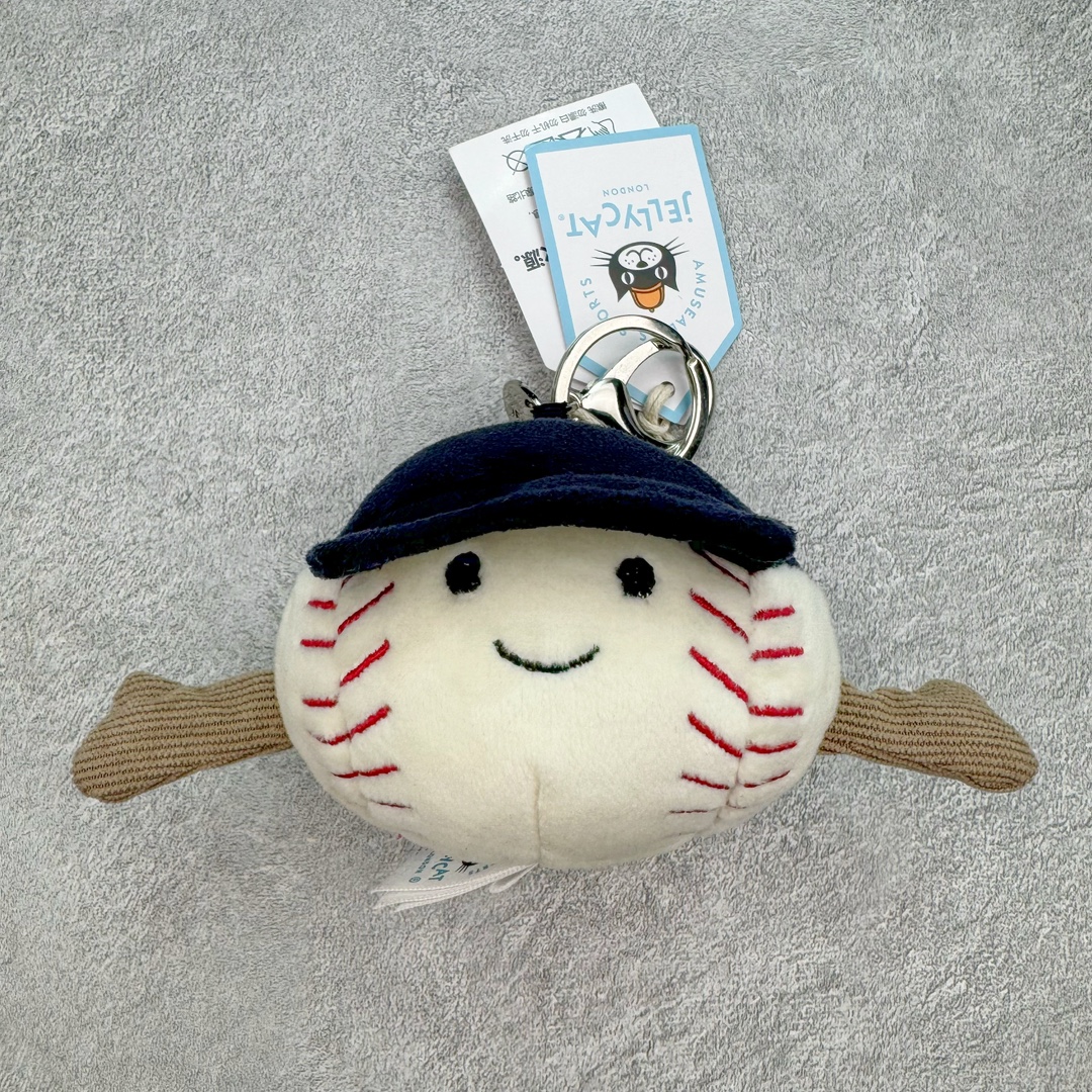 图片[3]-＃原单 Jellycat 玩偶 毛绒公仔 棒球/网球 科普：Jellycat是一个英国玩具品牌，创立于1999年，由William和Thomas兄弟二人在伦敦创立。该品牌专注于设计玩偶玩具，并全情投入于最有趣、环保和独特的软玩具领域。Jellycat的产品设计丰富且有创意，其毛绒玩具以可爱的动物形象为主打，深受全球儿童的喜爱。品牌的产品线包括各种动物系列、海洋系列、蔬果美食系列、植物系列等，每个系列都有其独特的设计和故事。Jellycat的产品设计理念是打破传统动物毛绒像动物标本一样的形象，通过改变形状、手感、颜色、大小和材料，用成千上万种方式制作一只动物毛绒。品牌的设计师来自世界各地，他们的创意让产品更具多元性，同时也让品牌能够从世界各地的文化中获得设计灵感。近年来，Jellycat品牌方开始跨界合作，与野兽派、华尔道夫酒店等品牌合作推出联名产品，进一步扩大了品牌的影响力。在社交媒体上，Jellycat也日益活跃，通过小红书、Instagram、抖音和TikTok等平台与消费者互动，分享品牌故事和产品信息。Jellycat的产品价格在99元到1699元不等，绝版产品的价格在二手平台上甚至会翻几倍。尽管有消费者认为它高价低质，价格贵、品控不严格等问题频频引来吐槽，但仍有大量粉丝愿意为“治愈”买单，因为这些毛绒玩具成为他们精神上的陪伴。原装100% polyester进口聚酯纤维面料 原厂7D棉 原单环保颗粒 双吊牌加三重水洗标 原配防尘袋 吊打市面通货 注意即使同一家厂 不同的批次面料缸差是一定都有的 官网不同批次都有 经过欧盟CE安全认证 此标准0-100岁的小朋友都适用 这个缸差和造型其实经常入手玩偶的都知道 手工制品 世上每一只jell 都是独一无二的 轻微线头 轻微不对称都是很正常的 无法避免 官网都是一样 底部走线 颗粒填充物 刺绣 走线 肉眼可见的精致 原色未染色面料纱线 超级有质感-选品中心