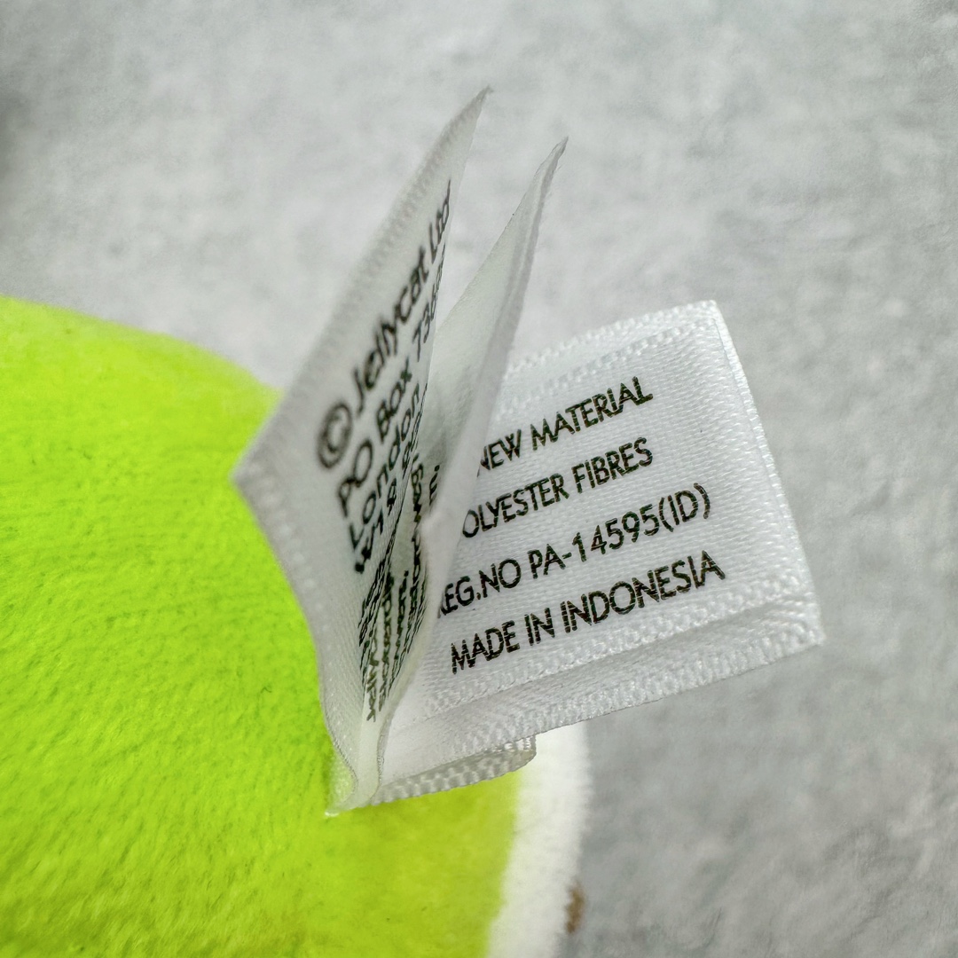 图片[7]-＃原单 Jellycat 玩偶 毛绒公仔 棒球/网球 科普：Jellycat是一个英国玩具品牌，创立于1999年，由William和Thomas兄弟二人在伦敦创立。该品牌专注于设计玩偶玩具，并全情投入于最有趣、环保和独特的软玩具领域。Jellycat的产品设计丰富且有创意，其毛绒玩具以可爱的动物形象为主打，深受全球儿童的喜爱。品牌的产品线包括各种动物系列、海洋系列、蔬果美食系列、植物系列等，每个系列都有其独特的设计和故事。Jellycat的产品设计理念是打破传统动物毛绒像动物标本一样的形象，通过改变形状、手感、颜色、大小和材料，用成千上万种方式制作一只动物毛绒。品牌的设计师来自世界各地，他们的创意让产品更具多元性，同时也让品牌能够从世界各地的文化中获得设计灵感。近年来，Jellycat品牌方开始跨界合作，与野兽派、华尔道夫酒店等品牌合作推出联名产品，进一步扩大了品牌的影响力。在社交媒体上，Jellycat也日益活跃，通过小红书、Instagram、抖音和TikTok等平台与消费者互动，分享品牌故事和产品信息。Jellycat的产品价格在99元到1699元不等，绝版产品的价格在二手平台上甚至会翻几倍。尽管有消费者认为它高价低质，价格贵、品控不严格等问题频频引来吐槽，但仍有大量粉丝愿意为“治愈”买单，因为这些毛绒玩具成为他们精神上的陪伴。原装100% polyester进口聚酯纤维面料 原厂7D棉 原单环保颗粒 双吊牌加三重水洗标 原配防尘袋 吊打市面通货 注意即使同一家厂 不同的批次面料缸差是一定都有的 官网不同批次都有 经过欧盟CE安全认证 此标准0-100岁的小朋友都适用 这个缸差和造型其实经常入手玩偶的都知道 手工制品 世上每一只jell 都是独一无二的 轻微线头 轻微不对称都是很正常的 无法避免 官网都是一样 底部走线 颗粒填充物 刺绣 走线 肉眼可见的精致 原色未染色面料纱线 超级有质感-选品中心