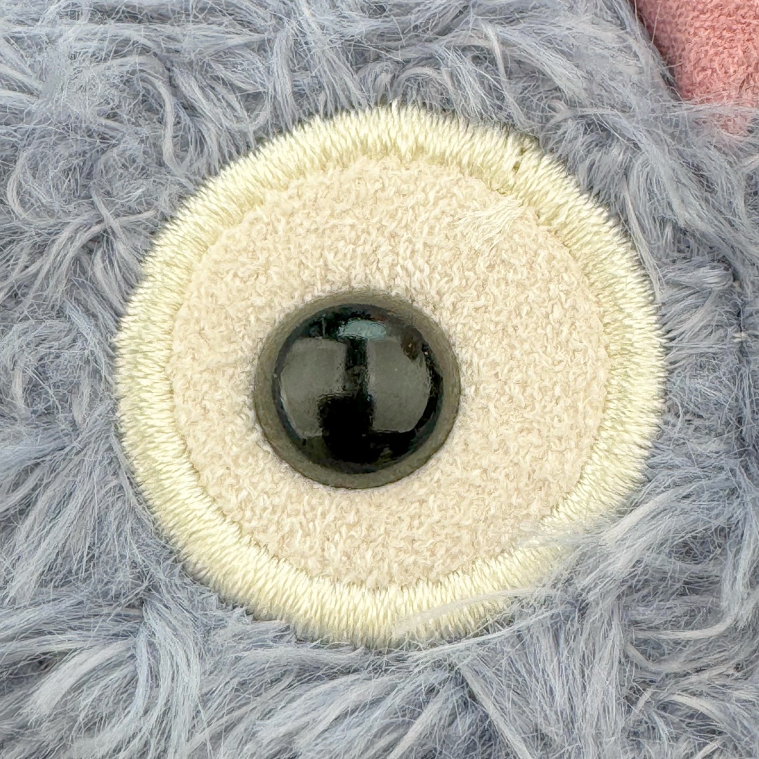 图片[11]-＃原单 Jellycat 玩偶 毛绒公仔 比米小怪兽 26CM 科普：Jellycat是一个英国玩具品牌，创立于1999年，由William和Thomas兄弟二人在伦敦创立。该品牌专注于设计玩偶玩具，并全情投入于最有趣、环保和独特的软玩具领域。Jellycat的产品设计丰富且有创意，其毛绒玩具以可爱的动物形象为主打，深受全球儿童的喜爱。品牌的产品线包括各种动物系列、海洋系列、蔬果美食系列、植物系列等，每个系列都有其独特的设计和故事。Jellycat的产品设计理念是打破传统动物毛绒像动物标本一样的形象，通过改变形状、手感、颜色、大小和材料，用成千上万种方式制作一只动物毛绒。品牌的设计师来自世界各地，他们的创意让产品更具多元性，同时也让品牌能够从世界各地的文化中获得设计灵感。近年来，Jellycat品牌方开始跨界合作，与野兽派、华尔道夫酒店等品牌合作推出联名产品，进一步扩大了品牌的影响力。在社交媒体上，Jellycat也日益活跃，通过小红书、Instagram、抖音和TikTok等平台与消费者互动，分享品牌故事和产品信息。Jellycat的产品价格在99元到1699元不等，绝版产品的价格在二手平台上甚至会翻几倍。尽管有消费者认为它高价低质，价格贵、品控不严格等问题频频引来吐槽，但仍有大量粉丝愿意为“治愈”买单，因为这些毛绒玩具成为他们精神上的陪伴。原装100% polyester进口聚酯纤维面料 原厂7D棉 原单环保颗粒 双吊牌加三重水洗标 原配防尘袋 吊打市面通货 注意即使同一家厂 不同的批次面料缸差是一定都有的 官网不同批次都有 经过欧盟CE安全认证 此标准0-100岁的小朋友都适用 这个缸差和造型其实经常入手玩偶的都知道 手工制品 世上每一只jell 都是独一无二的 轻微线头 轻微不对称都是很正常的 无法避免 官网都是一样 底部走线 颗粒填充物 刺绣 走线 肉眼可见的精致 原色未染色面料纱线 超级有质感-选品中心