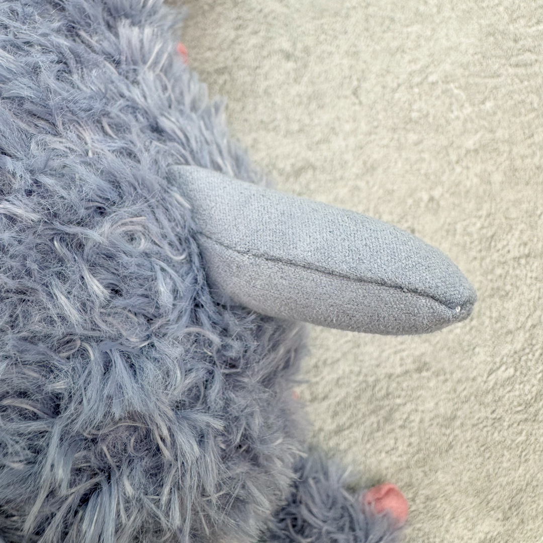 图片[8]-＃原单 Jellycat 玩偶 毛绒公仔 比米小怪兽 26CM 科普：Jellycat是一个英国玩具品牌，创立于1999年，由William和Thomas兄弟二人在伦敦创立。该品牌专注于设计玩偶玩具，并全情投入于最有趣、环保和独特的软玩具领域。Jellycat的产品设计丰富且有创意，其毛绒玩具以可爱的动物形象为主打，深受全球儿童的喜爱。品牌的产品线包括各种动物系列、海洋系列、蔬果美食系列、植物系列等，每个系列都有其独特的设计和故事。Jellycat的产品设计理念是打破传统动物毛绒像动物标本一样的形象，通过改变形状、手感、颜色、大小和材料，用成千上万种方式制作一只动物毛绒。品牌的设计师来自世界各地，他们的创意让产品更具多元性，同时也让品牌能够从世界各地的文化中获得设计灵感。近年来，Jellycat品牌方开始跨界合作，与野兽派、华尔道夫酒店等品牌合作推出联名产品，进一步扩大了品牌的影响力。在社交媒体上，Jellycat也日益活跃，通过小红书、Instagram、抖音和TikTok等平台与消费者互动，分享品牌故事和产品信息。Jellycat的产品价格在99元到1699元不等，绝版产品的价格在二手平台上甚至会翻几倍。尽管有消费者认为它高价低质，价格贵、品控不严格等问题频频引来吐槽，但仍有大量粉丝愿意为“治愈”买单，因为这些毛绒玩具成为他们精神上的陪伴。原装100% polyester进口聚酯纤维面料 原厂7D棉 原单环保颗粒 双吊牌加三重水洗标 原配防尘袋 吊打市面通货 注意即使同一家厂 不同的批次面料缸差是一定都有的 官网不同批次都有 经过欧盟CE安全认证 此标准0-100岁的小朋友都适用 这个缸差和造型其实经常入手玩偶的都知道 手工制品 世上每一只jell 都是独一无二的 轻微线头 轻微不对称都是很正常的 无法避免 官网都是一样 底部走线 颗粒填充物 刺绣 走线 肉眼可见的精致 原色未染色面料纱线 超级有质感-选品中心