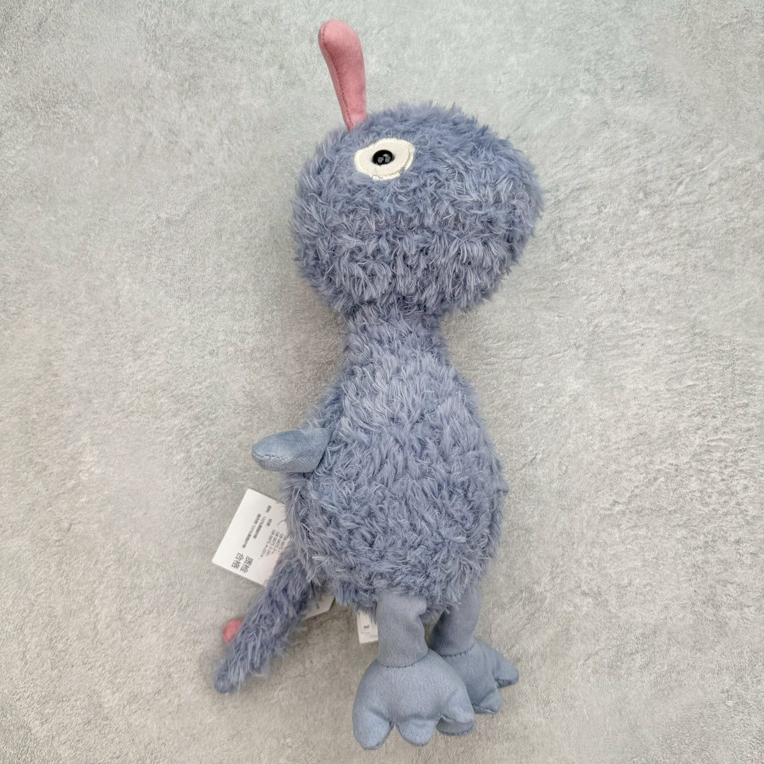 图片[2]-＃原单 Jellycat 玩偶 毛绒公仔 比米小怪兽 26CM 科普：Jellycat是一个英国玩具品牌，创立于1999年，由William和Thomas兄弟二人在伦敦创立。该品牌专注于设计玩偶玩具，并全情投入于最有趣、环保和独特的软玩具领域。Jellycat的产品设计丰富且有创意，其毛绒玩具以可爱的动物形象为主打，深受全球儿童的喜爱。品牌的产品线包括各种动物系列、海洋系列、蔬果美食系列、植物系列等，每个系列都有其独特的设计和故事。Jellycat的产品设计理念是打破传统动物毛绒像动物标本一样的形象，通过改变形状、手感、颜色、大小和材料，用成千上万种方式制作一只动物毛绒。品牌的设计师来自世界各地，他们的创意让产品更具多元性，同时也让品牌能够从世界各地的文化中获得设计灵感。近年来，Jellycat品牌方开始跨界合作，与野兽派、华尔道夫酒店等品牌合作推出联名产品，进一步扩大了品牌的影响力。在社交媒体上，Jellycat也日益活跃，通过小红书、Instagram、抖音和TikTok等平台与消费者互动，分享品牌故事和产品信息。Jellycat的产品价格在99元到1699元不等，绝版产品的价格在二手平台上甚至会翻几倍。尽管有消费者认为它高价低质，价格贵、品控不严格等问题频频引来吐槽，但仍有大量粉丝愿意为“治愈”买单，因为这些毛绒玩具成为他们精神上的陪伴。原装100% polyester进口聚酯纤维面料 原厂7D棉 原单环保颗粒 双吊牌加三重水洗标 原配防尘袋 吊打市面通货 注意即使同一家厂 不同的批次面料缸差是一定都有的 官网不同批次都有 经过欧盟CE安全认证 此标准0-100岁的小朋友都适用 这个缸差和造型其实经常入手玩偶的都知道 手工制品 世上每一只jell 都是独一无二的 轻微线头 轻微不对称都是很正常的 无法避免 官网都是一样 底部走线 颗粒填充物 刺绣 走线 肉眼可见的精致 原色未染色面料纱线 超级有质感-选品中心