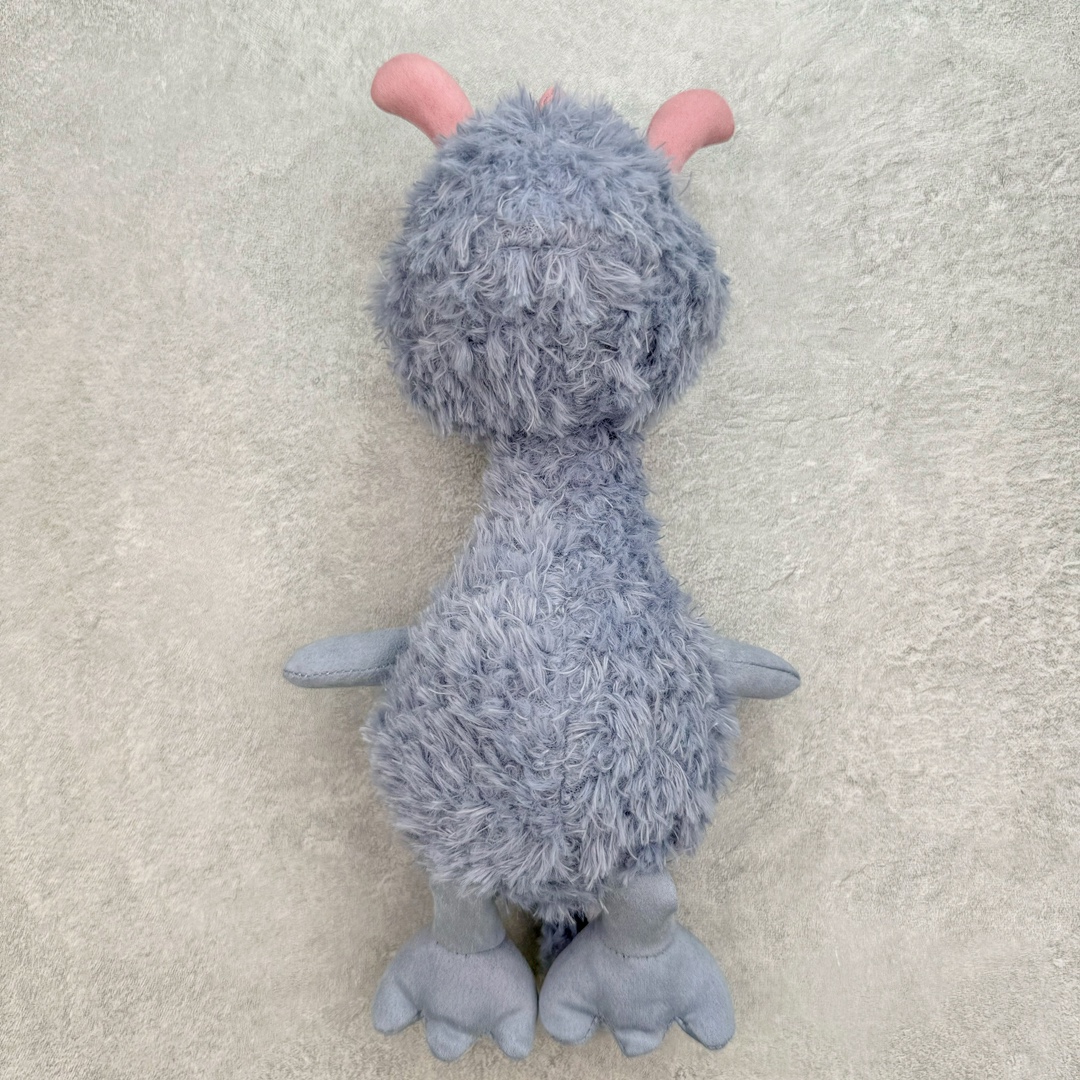 ＃原单 Jellycat 玩偶 毛绒公仔 比米小怪兽 26CM 科普：Jellycat是一个英国玩具品牌，创立于1999年，由William和Thomas兄弟二人在伦敦创立。该品牌专注于设计玩偶玩具，并全情投入于最有趣、环保和独特的软玩具领域。Jellycat的产品设计丰富且有创意，其毛绒玩具以可爱的动物形象为主打，深受全球儿童的喜爱。品牌的产品线包括各种动物系列、海洋系列、蔬果美食系列、植物系列等，每个系列都有其独特的设计和故事。Jellycat的产品设计理念是打破传统动物毛绒像动物标本一样的形象，通过改变形状、手感、颜色、大小和材料，用成千上万种方式制作一只动物毛绒。品牌的设计师来自世界各地，他们的创意让产品更具多元性，同时也让品牌能够从世界各地的文化中获得设计灵感。近年来，Jellycat品牌方开始跨界合作，与野兽派、华尔道夫酒店等品牌合作推出联名产品，进一步扩大了品牌的影响力。在社交媒体上，Jellycat也日益活跃，通过小红书、Instagram、抖音和TikTok等平台与消费者互动，分享品牌故事和产品信息。Jellycat的产品价格在99元到1699元不等，绝版产品的价格在二手平台上甚至会翻几倍。尽管有消费者认为它高价低质，价格贵、品控不严格等问题频频引来吐槽，但仍有大量粉丝愿意为“治愈”买单，因为这些毛绒玩具成为他们精神上的陪伴。原装100% polyester进口聚酯纤维面料 原厂7D棉 原单环保颗粒 双吊牌加三重水洗标 原配防尘袋 吊打市面通货 注意即使同一家厂 不同的批次面料缸差是一定都有的 官网不同批次都有 经过欧盟CE安全认证 此标准0-100岁的小朋友都适用 这个缸差和造型其实经常入手玩偶的都知道 手工制品 世上每一只jell 都是独一无二的 轻微线头 轻微不对称都是很正常的 无法避免 官网都是一样 底部走线 颗粒填充物 刺绣 走线 肉眼可见的精致 原色未染色面料纱线 超级有质感-选品中心