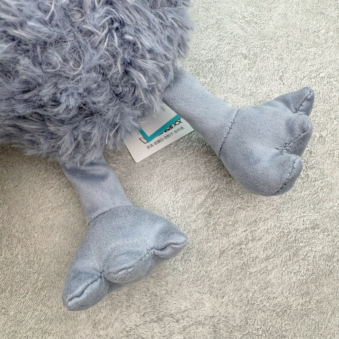 图片[9]-＃原单 Jellycat 玩偶 毛绒公仔 比米小怪兽 26CM 科普：Jellycat是一个英国玩具品牌，创立于1999年，由William和Thomas兄弟二人在伦敦创立。该品牌专注于设计玩偶玩具，并全情投入于最有趣、环保和独特的软玩具领域。Jellycat的产品设计丰富且有创意，其毛绒玩具以可爱的动物形象为主打，深受全球儿童的喜爱。品牌的产品线包括各种动物系列、海洋系列、蔬果美食系列、植物系列等，每个系列都有其独特的设计和故事。Jellycat的产品设计理念是打破传统动物毛绒像动物标本一样的形象，通过改变形状、手感、颜色、大小和材料，用成千上万种方式制作一只动物毛绒。品牌的设计师来自世界各地，他们的创意让产品更具多元性，同时也让品牌能够从世界各地的文化中获得设计灵感。近年来，Jellycat品牌方开始跨界合作，与野兽派、华尔道夫酒店等品牌合作推出联名产品，进一步扩大了品牌的影响力。在社交媒体上，Jellycat也日益活跃，通过小红书、Instagram、抖音和TikTok等平台与消费者互动，分享品牌故事和产品信息。Jellycat的产品价格在99元到1699元不等，绝版产品的价格在二手平台上甚至会翻几倍。尽管有消费者认为它高价低质，价格贵、品控不严格等问题频频引来吐槽，但仍有大量粉丝愿意为“治愈”买单，因为这些毛绒玩具成为他们精神上的陪伴。原装100% polyester进口聚酯纤维面料 原厂7D棉 原单环保颗粒 双吊牌加三重水洗标 原配防尘袋 吊打市面通货 注意即使同一家厂 不同的批次面料缸差是一定都有的 官网不同批次都有 经过欧盟CE安全认证 此标准0-100岁的小朋友都适用 这个缸差和造型其实经常入手玩偶的都知道 手工制品 世上每一只jell 都是独一无二的 轻微线头 轻微不对称都是很正常的 无法避免 官网都是一样 底部走线 颗粒填充物 刺绣 走线 肉眼可见的精致 原色未染色面料纱线 超级有质感-选品中心
