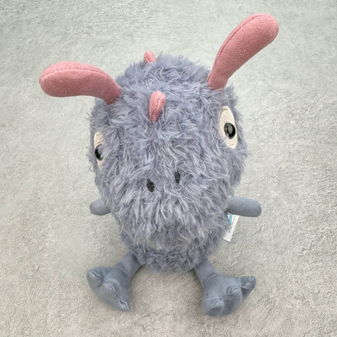 图片[6]-＃原单 Jellycat 玩偶 毛绒公仔 比米小怪兽 26CM 科普：Jellycat是一个英国玩具品牌，创立于1999年，由William和Thomas兄弟二人在伦敦创立。该品牌专注于设计玩偶玩具，并全情投入于最有趣、环保和独特的软玩具领域。Jellycat的产品设计丰富且有创意，其毛绒玩具以可爱的动物形象为主打，深受全球儿童的喜爱。品牌的产品线包括各种动物系列、海洋系列、蔬果美食系列、植物系列等，每个系列都有其独特的设计和故事。Jellycat的产品设计理念是打破传统动物毛绒像动物标本一样的形象，通过改变形状、手感、颜色、大小和材料，用成千上万种方式制作一只动物毛绒。品牌的设计师来自世界各地，他们的创意让产品更具多元性，同时也让品牌能够从世界各地的文化中获得设计灵感。近年来，Jellycat品牌方开始跨界合作，与野兽派、华尔道夫酒店等品牌合作推出联名产品，进一步扩大了品牌的影响力。在社交媒体上，Jellycat也日益活跃，通过小红书、Instagram、抖音和TikTok等平台与消费者互动，分享品牌故事和产品信息。Jellycat的产品价格在99元到1699元不等，绝版产品的价格在二手平台上甚至会翻几倍。尽管有消费者认为它高价低质，价格贵、品控不严格等问题频频引来吐槽，但仍有大量粉丝愿意为“治愈”买单，因为这些毛绒玩具成为他们精神上的陪伴。原装100% polyester进口聚酯纤维面料 原厂7D棉 原单环保颗粒 双吊牌加三重水洗标 原配防尘袋 吊打市面通货 注意即使同一家厂 不同的批次面料缸差是一定都有的 官网不同批次都有 经过欧盟CE安全认证 此标准0-100岁的小朋友都适用 这个缸差和造型其实经常入手玩偶的都知道 手工制品 世上每一只jell 都是独一无二的 轻微线头 轻微不对称都是很正常的 无法避免 官网都是一样 底部走线 颗粒填充物 刺绣 走线 肉眼可见的精致 原色未染色面料纱线 超级有质感-选品中心