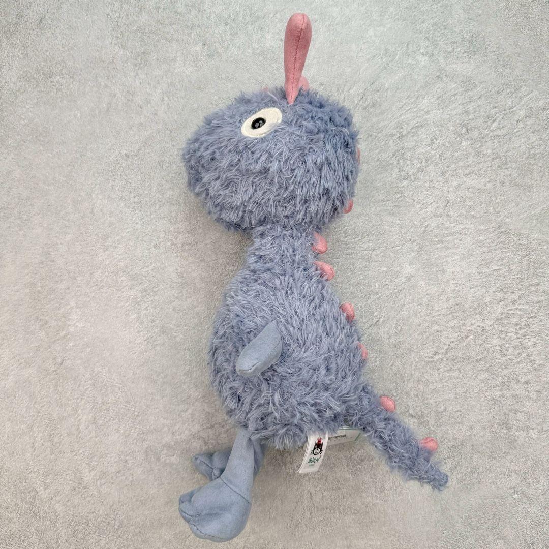 图片[3]-＃原单 Jellycat 玩偶 毛绒公仔 比米小怪兽 26CM 科普：Jellycat是一个英国玩具品牌，创立于1999年，由William和Thomas兄弟二人在伦敦创立。该品牌专注于设计玩偶玩具，并全情投入于最有趣、环保和独特的软玩具领域。Jellycat的产品设计丰富且有创意，其毛绒玩具以可爱的动物形象为主打，深受全球儿童的喜爱。品牌的产品线包括各种动物系列、海洋系列、蔬果美食系列、植物系列等，每个系列都有其独特的设计和故事。Jellycat的产品设计理念是打破传统动物毛绒像动物标本一样的形象，通过改变形状、手感、颜色、大小和材料，用成千上万种方式制作一只动物毛绒。品牌的设计师来自世界各地，他们的创意让产品更具多元性，同时也让品牌能够从世界各地的文化中获得设计灵感。近年来，Jellycat品牌方开始跨界合作，与野兽派、华尔道夫酒店等品牌合作推出联名产品，进一步扩大了品牌的影响力。在社交媒体上，Jellycat也日益活跃，通过小红书、Instagram、抖音和TikTok等平台与消费者互动，分享品牌故事和产品信息。Jellycat的产品价格在99元到1699元不等，绝版产品的价格在二手平台上甚至会翻几倍。尽管有消费者认为它高价低质，价格贵、品控不严格等问题频频引来吐槽，但仍有大量粉丝愿意为“治愈”买单，因为这些毛绒玩具成为他们精神上的陪伴。原装100% polyester进口聚酯纤维面料 原厂7D棉 原单环保颗粒 双吊牌加三重水洗标 原配防尘袋 吊打市面通货 注意即使同一家厂 不同的批次面料缸差是一定都有的 官网不同批次都有 经过欧盟CE安全认证 此标准0-100岁的小朋友都适用 这个缸差和造型其实经常入手玩偶的都知道 手工制品 世上每一只jell 都是独一无二的 轻微线头 轻微不对称都是很正常的 无法避免 官网都是一样 底部走线 颗粒填充物 刺绣 走线 肉眼可见的精致 原色未染色面料纱线 超级有质感-选品中心