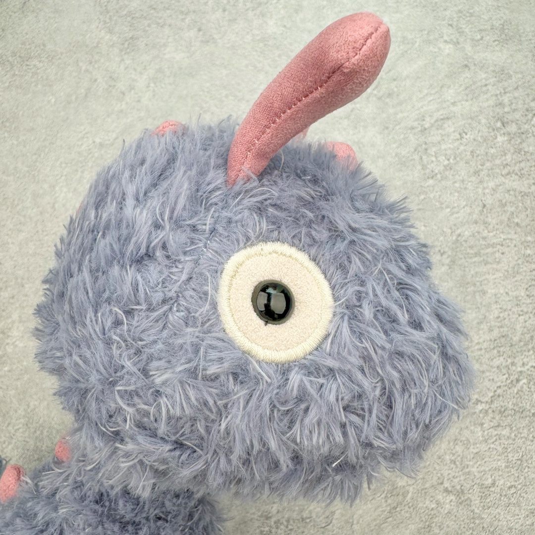 图片[5]-＃原单 Jellycat 玩偶 毛绒公仔 比米小怪兽 26CM 科普：Jellycat是一个英国玩具品牌，创立于1999年，由William和Thomas兄弟二人在伦敦创立。该品牌专注于设计玩偶玩具，并全情投入于最有趣、环保和独特的软玩具领域。Jellycat的产品设计丰富且有创意，其毛绒玩具以可爱的动物形象为主打，深受全球儿童的喜爱。品牌的产品线包括各种动物系列、海洋系列、蔬果美食系列、植物系列等，每个系列都有其独特的设计和故事。Jellycat的产品设计理念是打破传统动物毛绒像动物标本一样的形象，通过改变形状、手感、颜色、大小和材料，用成千上万种方式制作一只动物毛绒。品牌的设计师来自世界各地，他们的创意让产品更具多元性，同时也让品牌能够从世界各地的文化中获得设计灵感。近年来，Jellycat品牌方开始跨界合作，与野兽派、华尔道夫酒店等品牌合作推出联名产品，进一步扩大了品牌的影响力。在社交媒体上，Jellycat也日益活跃，通过小红书、Instagram、抖音和TikTok等平台与消费者互动，分享品牌故事和产品信息。Jellycat的产品价格在99元到1699元不等，绝版产品的价格在二手平台上甚至会翻几倍。尽管有消费者认为它高价低质，价格贵、品控不严格等问题频频引来吐槽，但仍有大量粉丝愿意为“治愈”买单，因为这些毛绒玩具成为他们精神上的陪伴。原装100% polyester进口聚酯纤维面料 原厂7D棉 原单环保颗粒 双吊牌加三重水洗标 原配防尘袋 吊打市面通货 注意即使同一家厂 不同的批次面料缸差是一定都有的 官网不同批次都有 经过欧盟CE安全认证 此标准0-100岁的小朋友都适用 这个缸差和造型其实经常入手玩偶的都知道 手工制品 世上每一只jell 都是独一无二的 轻微线头 轻微不对称都是很正常的 无法避免 官网都是一样 底部走线 颗粒填充物 刺绣 走线 肉眼可见的精致 原色未染色面料纱线 超级有质感-选品中心