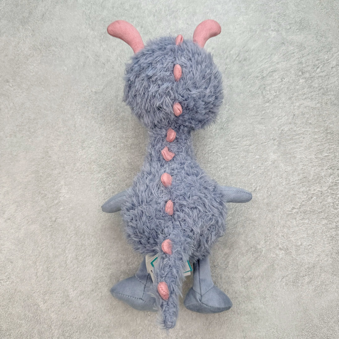 图片[4]-＃原单 Jellycat 玩偶 毛绒公仔 比米小怪兽 26CM 科普：Jellycat是一个英国玩具品牌，创立于1999年，由William和Thomas兄弟二人在伦敦创立。该品牌专注于设计玩偶玩具，并全情投入于最有趣、环保和独特的软玩具领域。Jellycat的产品设计丰富且有创意，其毛绒玩具以可爱的动物形象为主打，深受全球儿童的喜爱。品牌的产品线包括各种动物系列、海洋系列、蔬果美食系列、植物系列等，每个系列都有其独特的设计和故事。Jellycat的产品设计理念是打破传统动物毛绒像动物标本一样的形象，通过改变形状、手感、颜色、大小和材料，用成千上万种方式制作一只动物毛绒。品牌的设计师来自世界各地，他们的创意让产品更具多元性，同时也让品牌能够从世界各地的文化中获得设计灵感。近年来，Jellycat品牌方开始跨界合作，与野兽派、华尔道夫酒店等品牌合作推出联名产品，进一步扩大了品牌的影响力。在社交媒体上，Jellycat也日益活跃，通过小红书、Instagram、抖音和TikTok等平台与消费者互动，分享品牌故事和产品信息。Jellycat的产品价格在99元到1699元不等，绝版产品的价格在二手平台上甚至会翻几倍。尽管有消费者认为它高价低质，价格贵、品控不严格等问题频频引来吐槽，但仍有大量粉丝愿意为“治愈”买单，因为这些毛绒玩具成为他们精神上的陪伴。原装100% polyester进口聚酯纤维面料 原厂7D棉 原单环保颗粒 双吊牌加三重水洗标 原配防尘袋 吊打市面通货 注意即使同一家厂 不同的批次面料缸差是一定都有的 官网不同批次都有 经过欧盟CE安全认证 此标准0-100岁的小朋友都适用 这个缸差和造型其实经常入手玩偶的都知道 手工制品 世上每一只jell 都是独一无二的 轻微线头 轻微不对称都是很正常的 无法避免 官网都是一样 底部走线 颗粒填充物 刺绣 走线 肉眼可见的精致 原色未染色面料纱线 超级有质感-选品中心