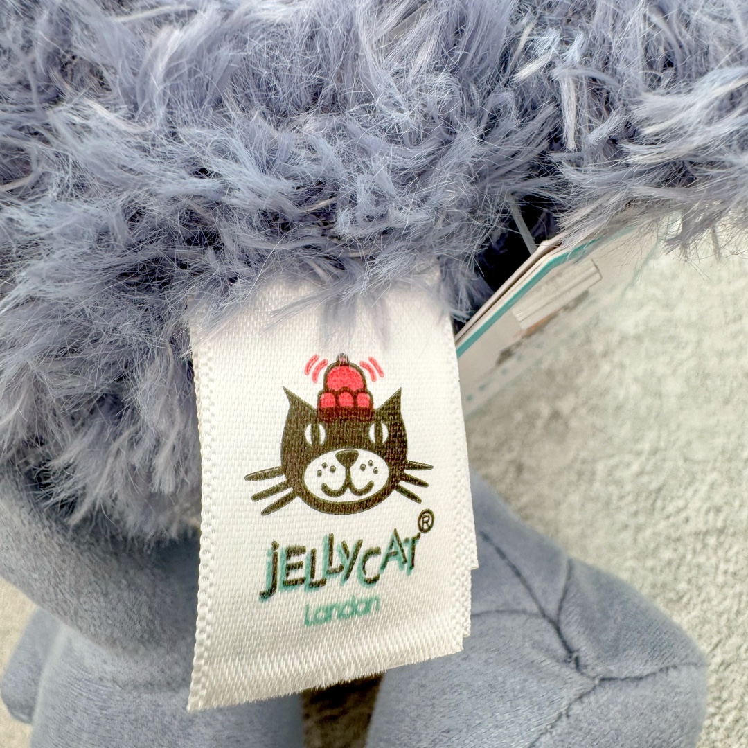 图片[10]-＃原单 Jellycat 玩偶 毛绒公仔 比米小怪兽 26CM 科普：Jellycat是一个英国玩具品牌，创立于1999年，由William和Thomas兄弟二人在伦敦创立。该品牌专注于设计玩偶玩具，并全情投入于最有趣、环保和独特的软玩具领域。Jellycat的产品设计丰富且有创意，其毛绒玩具以可爱的动物形象为主打，深受全球儿童的喜爱。品牌的产品线包括各种动物系列、海洋系列、蔬果美食系列、植物系列等，每个系列都有其独特的设计和故事。Jellycat的产品设计理念是打破传统动物毛绒像动物标本一样的形象，通过改变形状、手感、颜色、大小和材料，用成千上万种方式制作一只动物毛绒。品牌的设计师来自世界各地，他们的创意让产品更具多元性，同时也让品牌能够从世界各地的文化中获得设计灵感。近年来，Jellycat品牌方开始跨界合作，与野兽派、华尔道夫酒店等品牌合作推出联名产品，进一步扩大了品牌的影响力。在社交媒体上，Jellycat也日益活跃，通过小红书、Instagram、抖音和TikTok等平台与消费者互动，分享品牌故事和产品信息。Jellycat的产品价格在99元到1699元不等，绝版产品的价格在二手平台上甚至会翻几倍。尽管有消费者认为它高价低质，价格贵、品控不严格等问题频频引来吐槽，但仍有大量粉丝愿意为“治愈”买单，因为这些毛绒玩具成为他们精神上的陪伴。原装100% polyester进口聚酯纤维面料 原厂7D棉 原单环保颗粒 双吊牌加三重水洗标 原配防尘袋 吊打市面通货 注意即使同一家厂 不同的批次面料缸差是一定都有的 官网不同批次都有 经过欧盟CE安全认证 此标准0-100岁的小朋友都适用 这个缸差和造型其实经常入手玩偶的都知道 手工制品 世上每一只jell 都是独一无二的 轻微线头 轻微不对称都是很正常的 无法避免 官网都是一样 底部走线 颗粒填充物 刺绣 走线 肉眼可见的精致 原色未染色面料纱线 超级有质感-选品中心