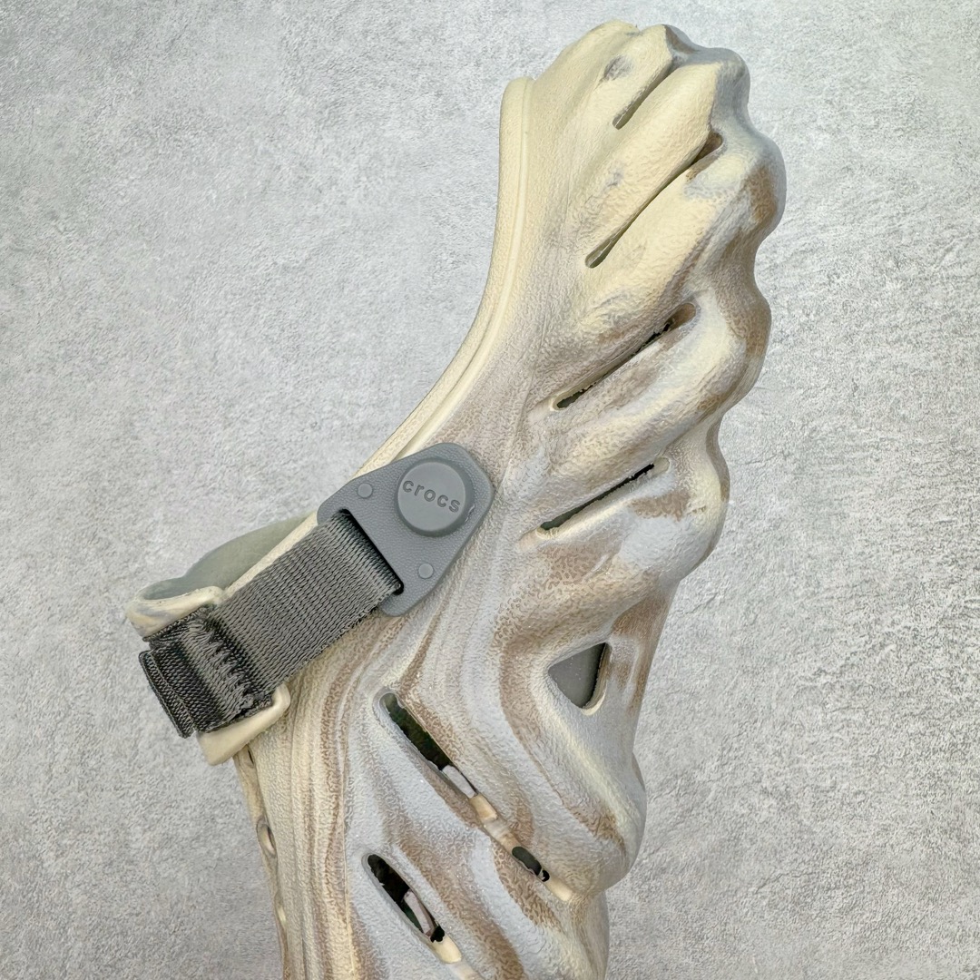 图片[7]-＃DG莞产 Crocs Realtree 卡骆驰波波运动沙滩洞洞拖鞋凉鞋 超强LiteRide科技缓震鞋垫加持 官方2023最新款 透明防水袋包装 注意配件需单独购买 超轻Croslite专利材料打造 鞋面更加耐用易清洗 该鞋款轻盈舒适 2002年 经典克骆格诞生 秉承外形简单 穿着舒适的初衷 不断为消费者带来舒适的穿着体验 穿出“趣”味 鞋面洞洞可搭彰显个性的智必星 一鞋两穿 可调节式后跟带增添鞋身的稳固性能 放前面变成愜意舒适的凉拖 放后面行走跑跳更加稳妥 Croslite ™材料 封闭式细胞树脂 能够在体温作用下自动变形以适应脚部形状 涉水性优秀的同时易于清洁 抓地力强 不易打滑 Crocs的核心理念：轻便 灵活 全方位的舒适感 同步官方尺码：M4（36-37） M5（37-38）M6（38-39）M7（39-40）M8（41-42）M9（42-43）M10（43-44）M11（45-46）-选品中心