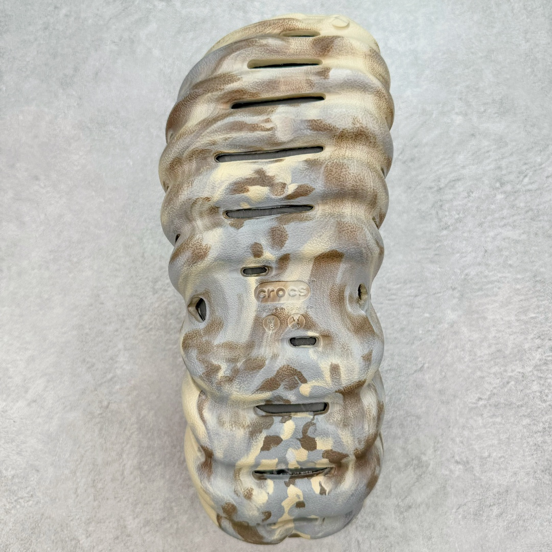 图片[9]-＃DG莞产 Crocs Realtree 卡骆驰波波运动沙滩洞洞拖鞋凉鞋 超强LiteRide科技缓震鞋垫加持 官方2023最新款 透明防水袋包装 注意配件需单独购买 超轻Croslite专利材料打造 鞋面更加耐用易清洗 该鞋款轻盈舒适 2002年 经典克骆格诞生 秉承外形简单 穿着舒适的初衷 不断为消费者带来舒适的穿着体验 穿出“趣”味 鞋面洞洞可搭彰显个性的智必星 一鞋两穿 可调节式后跟带增添鞋身的稳固性能 放前面变成愜意舒适的凉拖 放后面行走跑跳更加稳妥 Croslite ™材料 封闭式细胞树脂 能够在体温作用下自动变形以适应脚部形状 涉水性优秀的同时易于清洁 抓地力强 不易打滑 Crocs的核心理念：轻便 灵活 全方位的舒适感 同步官方尺码：M4（36-37） M5（37-38）M6（38-39）M7（39-40）M8（41-42）M9（42-43）M10（43-44）M11（45-46）-选品中心