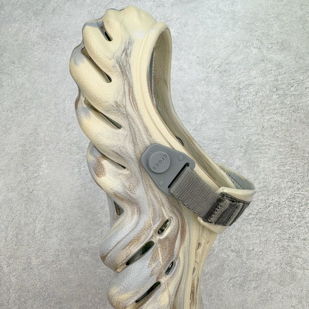 图片[6]-＃DG莞产 Crocs Realtree 卡骆驰波波运动沙滩洞洞拖鞋凉鞋 超强LiteRide科技缓震鞋垫加持 官方2023最新款 透明防水袋包装 注意配件需单独购买 超轻Croslite专利材料打造 鞋面更加耐用易清洗 该鞋款轻盈舒适 2002年 经典克骆格诞生 秉承外形简单 穿着舒适的初衷 不断为消费者带来舒适的穿着体验 穿出“趣”味 鞋面洞洞可搭彰显个性的智必星 一鞋两穿 可调节式后跟带增添鞋身的稳固性能 放前面变成愜意舒适的凉拖 放后面行走跑跳更加稳妥 Croslite ™材料 封闭式细胞树脂 能够在体温作用下自动变形以适应脚部形状 涉水性优秀的同时易于清洁 抓地力强 不易打滑 Crocs的核心理念：轻便 灵活 全方位的舒适感 同步官方尺码：M4（36-37） M5（37-38）M6（38-39）M7（39-40）M8（41-42）M9（42-43）M10（43-44）M11（45-46）-选品中心