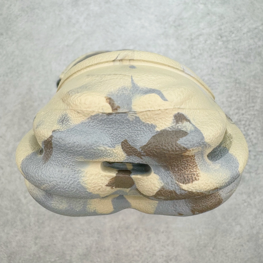 图片[8]-＃DG莞产 Crocs Realtree 卡骆驰波波运动沙滩洞洞拖鞋凉鞋 超强LiteRide科技缓震鞋垫加持 官方2023最新款 透明防水袋包装 注意配件需单独购买 超轻Croslite专利材料打造 鞋面更加耐用易清洗 该鞋款轻盈舒适 2002年 经典克骆格诞生 秉承外形简单 穿着舒适的初衷 不断为消费者带来舒适的穿着体验 穿出“趣”味 鞋面洞洞可搭彰显个性的智必星 一鞋两穿 可调节式后跟带增添鞋身的稳固性能 放前面变成愜意舒适的凉拖 放后面行走跑跳更加稳妥 Croslite ™材料 封闭式细胞树脂 能够在体温作用下自动变形以适应脚部形状 涉水性优秀的同时易于清洁 抓地力强 不易打滑 Crocs的核心理念：轻便 灵活 全方位的舒适感 同步官方尺码：M4（36-37） M5（37-38）M6（38-39）M7（39-40）M8（41-42）M9（42-43）M10（43-44）M11（45-46）-选品中心