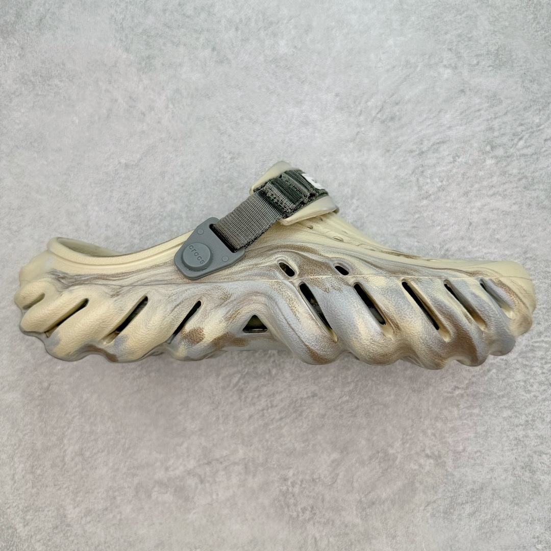 ＃DG莞产 Crocs Realtree 卡骆驰波波运动沙滩洞洞拖鞋凉鞋 超强LiteRide科技缓震鞋垫加持 官方2023最新款 透明防水袋包装 注意配件需单独购买 超轻Croslite专利材料打造 鞋面更加耐用易清洗 该鞋款轻盈舒适 2002年 经典克骆格诞生 秉承外形简单 穿着舒适的初衷 不断为消费者带来舒适的穿着体验 穿出“趣”味 鞋面洞洞可搭彰显个性的智必星 一鞋两穿 可调节式后跟带增添鞋身的稳固性能 放前面变成愜意舒适的凉拖 放后面行走跑跳更加稳妥 Croslite ™材料 封闭式细胞树脂 能够在体温作用下自动变形以适应脚部形状 涉水性优秀的同时易于清洁 抓地力强 不易打滑 Crocs的核心理念：轻便 灵活 全方位的舒适感 同步官方尺码：M4（36-37） M5（37-38）M6（38-39）M7（39-40）M8（41-42）M9（42-43）M10（43-44）M11（45-46）-选品中心