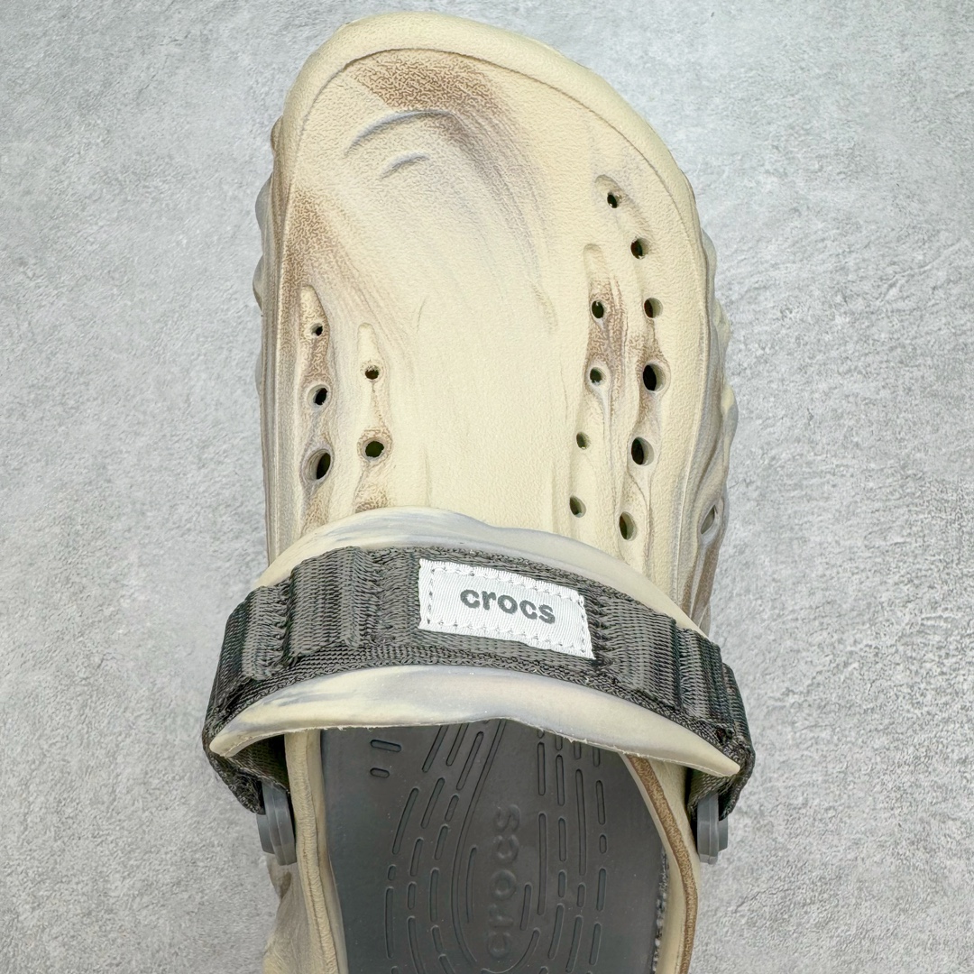 图片[4]-＃DG莞产 Crocs Realtree 卡骆驰波波运动沙滩洞洞拖鞋凉鞋 超强LiteRide科技缓震鞋垫加持 官方2023最新款 透明防水袋包装 注意配件需单独购买 超轻Croslite专利材料打造 鞋面更加耐用易清洗 该鞋款轻盈舒适 2002年 经典克骆格诞生 秉承外形简单 穿着舒适的初衷 不断为消费者带来舒适的穿着体验 穿出“趣”味 鞋面洞洞可搭彰显个性的智必星 一鞋两穿 可调节式后跟带增添鞋身的稳固性能 放前面变成愜意舒适的凉拖 放后面行走跑跳更加稳妥 Croslite ™材料 封闭式细胞树脂 能够在体温作用下自动变形以适应脚部形状 涉水性优秀的同时易于清洁 抓地力强 不易打滑 Crocs的核心理念：轻便 灵活 全方位的舒适感 同步官方尺码：M4（36-37） M5（37-38）M6（38-39）M7（39-40）M8（41-42）M9（42-43）M10（43-44）M11（45-46）-选品中心