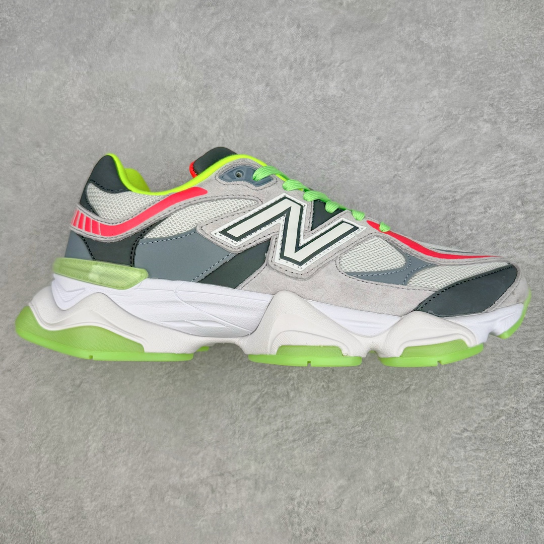 ＃纯原 New Balance NB9060 复古运动鞋 新百伦又带来了新鞋型 并且是与芝加哥街头品牌 Joe Freshgoods 的联名款 鞋身主体采用了类似 990 系列的设计风格 与传统复古慢跑鞋区别不大 最大的变化就是鞋底部分 在传统设计的中底外层 增加了多个分区的模块 圆润的线条设计与我们熟悉的 New Balance 风格截然不同 但与同样充满弧形线条的鞋面搭配，看起来毫无违和感 尺码：36-45-选品中心