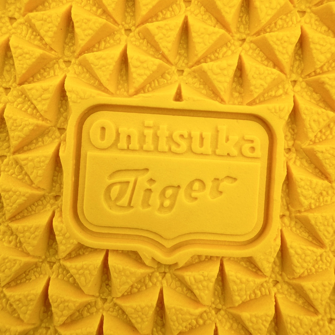 图片[20]-＃HK纯原福利 Asics Onitsuka Tiger MEXICO 66 亚瑟士鬼冢虎复古经典板鞋 市场最强版本 原厂牛津布加持 海外订单工厂出品 超成熟稳定的做工品控 原装全套纸板楦头开发 原汁原味 完美呈现版型 私模正确鞋底咬花纹路 一比一鞋头弧度高度鞋身弧度 绝不口嗨 细节品控鞋型随意秒杀市面 原档咬花纹路私模大底 一个单元有六个三角形 总体形拼接呈现花瓣状 官方四联吊牌 原装Ortholite轻量化鞋垫 原盒原配 质保卡 说明书 钢印防尘纸 纸板中底带钢印 乳胶组合鞋垫 支持全方位的对比专柜 产品从款式颜色造型上体现出追求舒适和细节的完美 鞋类更是推崇手工制作的严谨与完美 融舒适性与可穿性的设计风格 注重细节的完美和别致魅力 既保持稳重 又不失轻松的时尚感 尺码：36 37 37.5 38 39 39.5 40 40.5 41.5 42 42.5 43.5 44 45 46-选品中心