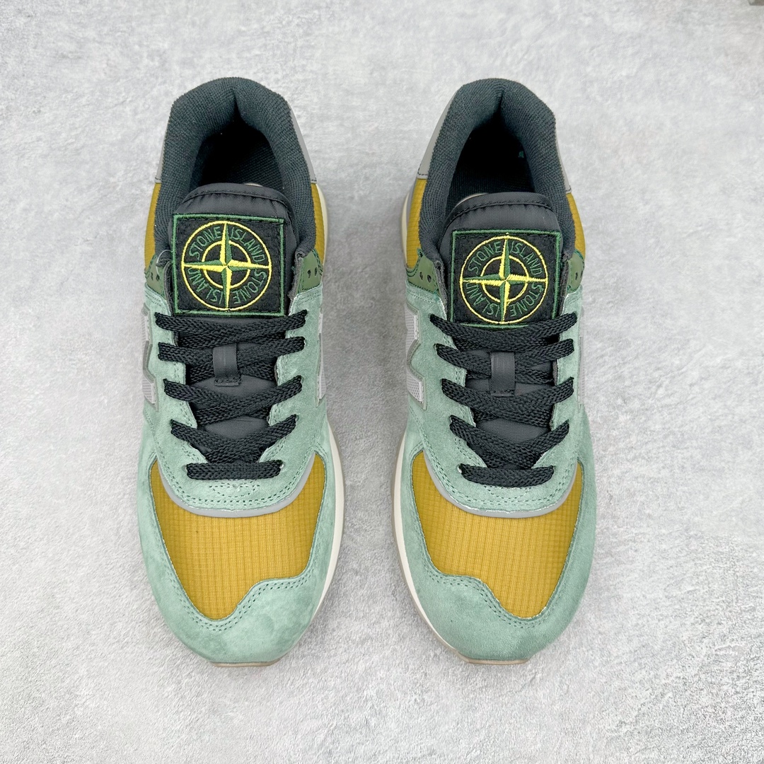 图片[2]-Stone Island x NB新百伦New Balance U574升级版系列低帮复古休闲运动慢跑鞋“石头岛联名军绿灰”U574LGST Stone Island x New Balance 574 Legacy迎来国内登场。作为双方的联名新品，一改此前的迎合跑鞋鞋型，采用更加适合日常穿搭上脚的 New Balance 574 Legacy 很难不让玩家动心，尤其是热衷 Stone Island 的岛民朋友。而此次更是采用 574 Legacy 作为蓝本，鞋款规格以及做工上更加精良。此次双方在配色选择上军绿色以及灰色作为主调，凸显出与 Stone Island 联名的硬核气质。优质的鞋身材质，也让整双鞋在熟悉的鞋型设计上，焕发出新的生机。鞋舌、鞋跟以及鞋垫点缀 Stone Island 标志性 LOGO，防撕裂织物鞋面、ABZORB 中底保证日常上脚的舒适度。尺码：36 36.5 37.5 38 38.5 39.5 40 40.5 41.5 42 42.5 43 44 45 46-选品中心