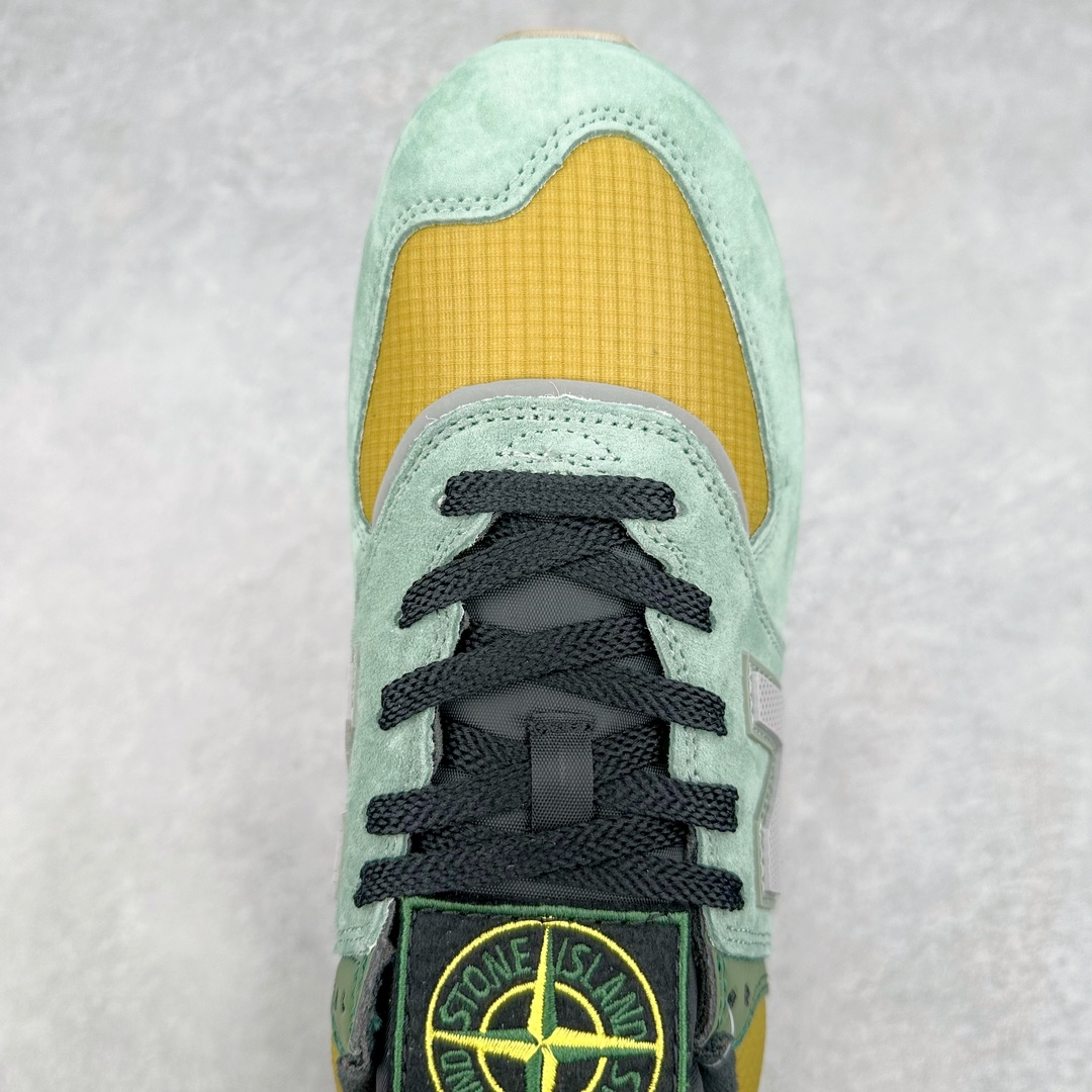 图片[4]-Stone Island x NB新百伦New Balance U574升级版系列低帮复古休闲运动慢跑鞋“石头岛联名军绿灰”U574LGST Stone Island x New Balance 574 Legacy迎来国内登场。作为双方的联名新品，一改此前的迎合跑鞋鞋型，采用更加适合日常穿搭上脚的 New Balance 574 Legacy 很难不让玩家动心，尤其是热衷 Stone Island 的岛民朋友。而此次更是采用 574 Legacy 作为蓝本，鞋款规格以及做工上更加精良。此次双方在配色选择上军绿色以及灰色作为主调，凸显出与 Stone Island 联名的硬核气质。优质的鞋身材质，也让整双鞋在熟悉的鞋型设计上，焕发出新的生机。鞋舌、鞋跟以及鞋垫点缀 Stone Island 标志性 LOGO，防撕裂织物鞋面、ABZORB 中底保证日常上脚的舒适度。尺码：36 36.5 37.5 38 38.5 39.5 40 40.5 41.5 42 42.5 43 44 45 46-选品中心