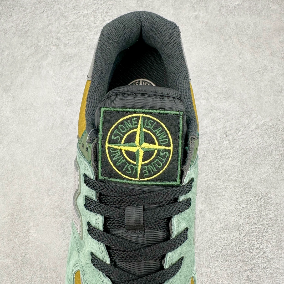 图片[5]-Stone Island x NB新百伦New Balance U574升级版系列低帮复古休闲运动慢跑鞋“石头岛联名军绿灰”U574LGST Stone Island x New Balance 574 Legacy迎来国内登场。作为双方的联名新品，一改此前的迎合跑鞋鞋型，采用更加适合日常穿搭上脚的 New Balance 574 Legacy 很难不让玩家动心，尤其是热衷 Stone Island 的岛民朋友。而此次更是采用 574 Legacy 作为蓝本，鞋款规格以及做工上更加精良。此次双方在配色选择上军绿色以及灰色作为主调，凸显出与 Stone Island 联名的硬核气质。优质的鞋身材质，也让整双鞋在熟悉的鞋型设计上，焕发出新的生机。鞋舌、鞋跟以及鞋垫点缀 Stone Island 标志性 LOGO，防撕裂织物鞋面、ABZORB 中底保证日常上脚的舒适度。尺码：36 36.5 37.5 38 38.5 39.5 40 40.5 41.5 42 42.5 43 44 45 46-选品中心