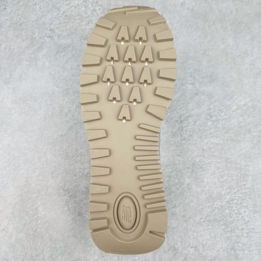图片[9]-Stone Island x NB新百伦New Balance U574升级版系列低帮复古休闲运动慢跑鞋“石头岛联名军绿灰”U574LGST Stone Island x New Balance 574 Legacy迎来国内登场。作为双方的联名新品，一改此前的迎合跑鞋鞋型，采用更加适合日常穿搭上脚的 New Balance 574 Legacy 很难不让玩家动心，尤其是热衷 Stone Island 的岛民朋友。而此次更是采用 574 Legacy 作为蓝本，鞋款规格以及做工上更加精良。此次双方在配色选择上军绿色以及灰色作为主调，凸显出与 Stone Island 联名的硬核气质。优质的鞋身材质，也让整双鞋在熟悉的鞋型设计上，焕发出新的生机。鞋舌、鞋跟以及鞋垫点缀 Stone Island 标志性 LOGO，防撕裂织物鞋面、ABZORB 中底保证日常上脚的舒适度。尺码：36 36.5 37.5 38 38.5 39.5 40 40.5 41.5 42 42.5 43 44 45 46-选品中心