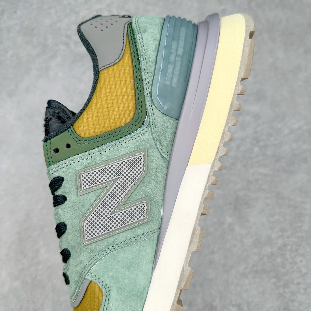 图片[7]-Stone Island x NB新百伦New Balance U574升级版系列低帮复古休闲运动慢跑鞋“石头岛联名军绿灰”U574LGST Stone Island x New Balance 574 Legacy迎来国内登场。作为双方的联名新品，一改此前的迎合跑鞋鞋型，采用更加适合日常穿搭上脚的 New Balance 574 Legacy 很难不让玩家动心，尤其是热衷 Stone Island 的岛民朋友。而此次更是采用 574 Legacy 作为蓝本，鞋款规格以及做工上更加精良。此次双方在配色选择上军绿色以及灰色作为主调，凸显出与 Stone Island 联名的硬核气质。优质的鞋身材质，也让整双鞋在熟悉的鞋型设计上，焕发出新的生机。鞋舌、鞋跟以及鞋垫点缀 Stone Island 标志性 LOGO，防撕裂织物鞋面、ABZORB 中底保证日常上脚的舒适度。尺码：36 36.5 37.5 38 38.5 39.5 40 40.5 41.5 42 42.5 43 44 45 46-选品中心