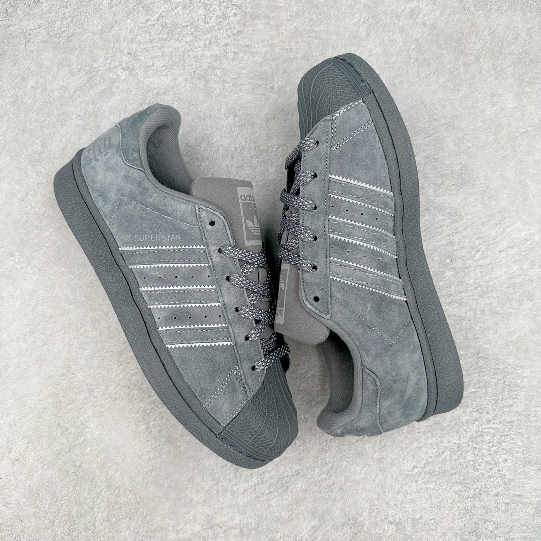图片[3]-AD Originals Superstar 经典复古贝壳头板鞋 BS9588 诞生于1969年 是第一双将全皮面鞋 身与橡胶鞋头结合在一起的低帮篮球鞋 Superstar最开始 是作为高帮篮球鞋Pro Model的低帮版本而出现的 但因为其独特和醒目的橡胶鞋头造型而让大家熟知 被大家形象地称为\\\”shelltoe\\\”贝壳头 在70年代的美国职业篮球场上 接近3/4的NBA球员都将这双Superstar作为场上用鞋 80年代之后 经过不断的改良和发展 Superstar逐渐成为横跨时装、音乐、街头文化、休闲和运动等各大领域的时尚潮鞋 尺码：36 36.5 37 38 38.5 39 40 40.5 41 42 42.5 43 44 44.5 45-选品中心
