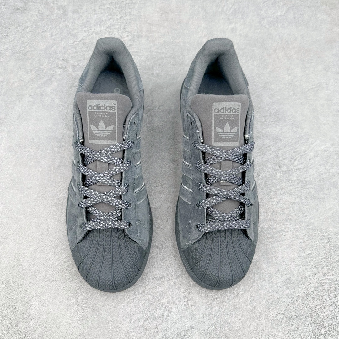 图片[2]-AD Originals Superstar 经典复古贝壳头板鞋 BS9588 诞生于1969年 是第一双将全皮面鞋 身与橡胶鞋头结合在一起的低帮篮球鞋 Superstar最开始 是作为高帮篮球鞋Pro Model的低帮版本而出现的 但因为其独特和醒目的橡胶鞋头造型而让大家熟知 被大家形象地称为\\\”shelltoe\\\”贝壳头 在70年代的美国职业篮球场上 接近3/4的NBA球员都将这双Superstar作为场上用鞋 80年代之后 经过不断的改良和发展 Superstar逐渐成为横跨时装、音乐、街头文化、休闲和运动等各大领域的时尚潮鞋 尺码：36 36.5 37 38 38.5 39 40 40.5 41 42 42.5 43 44 44.5 45-选品中心