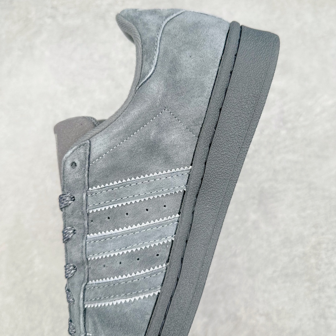 图片[7]-AD Originals Superstar 经典复古贝壳头板鞋 BS9588 诞生于1969年 是第一双将全皮面鞋 身与橡胶鞋头结合在一起的低帮篮球鞋 Superstar最开始 是作为高帮篮球鞋Pro Model的低帮版本而出现的 但因为其独特和醒目的橡胶鞋头造型而让大家熟知 被大家形象地称为\\\”shelltoe\\\”贝壳头 在70年代的美国职业篮球场上 接近3/4的NBA球员都将这双Superstar作为场上用鞋 80年代之后 经过不断的改良和发展 Superstar逐渐成为横跨时装、音乐、街头文化、休闲和运动等各大领域的时尚潮鞋 尺码：36 36.5 37 38 38.5 39 40 40.5 41 42 42.5 43 44 44.5 45-选品中心