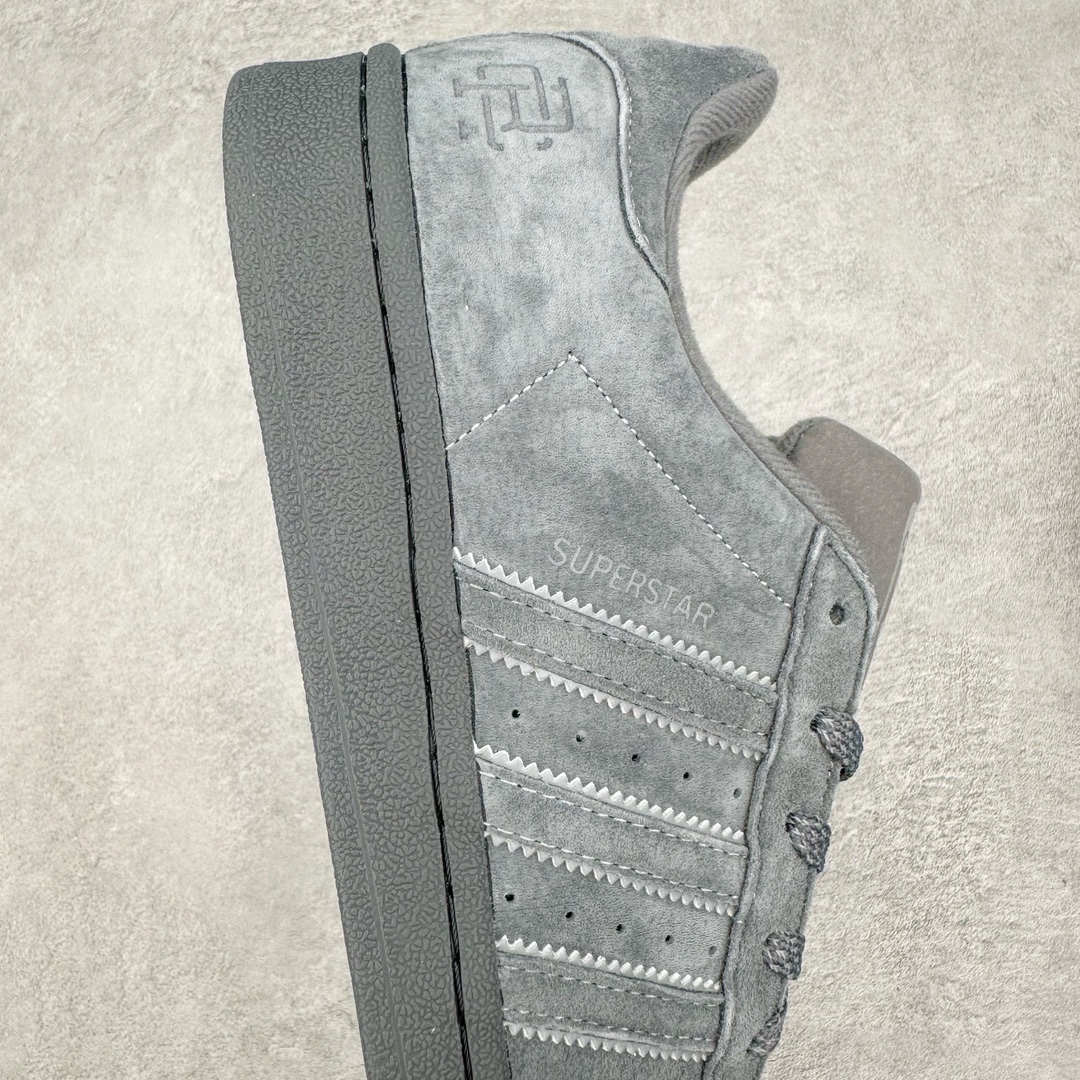 图片[6]-AD Originals Superstar 经典复古贝壳头板鞋 BS9588 诞生于1969年 是第一双将全皮面鞋 身与橡胶鞋头结合在一起的低帮篮球鞋 Superstar最开始 是作为高帮篮球鞋Pro Model的低帮版本而出现的 但因为其独特和醒目的橡胶鞋头造型而让大家熟知 被大家形象地称为\\\”shelltoe\\\”贝壳头 在70年代的美国职业篮球场上 接近3/4的NBA球员都将这双Superstar作为场上用鞋 80年代之后 经过不断的改良和发展 Superstar逐渐成为横跨时装、音乐、街头文化、休闲和运动等各大领域的时尚潮鞋 尺码：36 36.5 37 38 38.5 39 40 40.5 41 42 42.5 43 44 44.5 45-选品中心