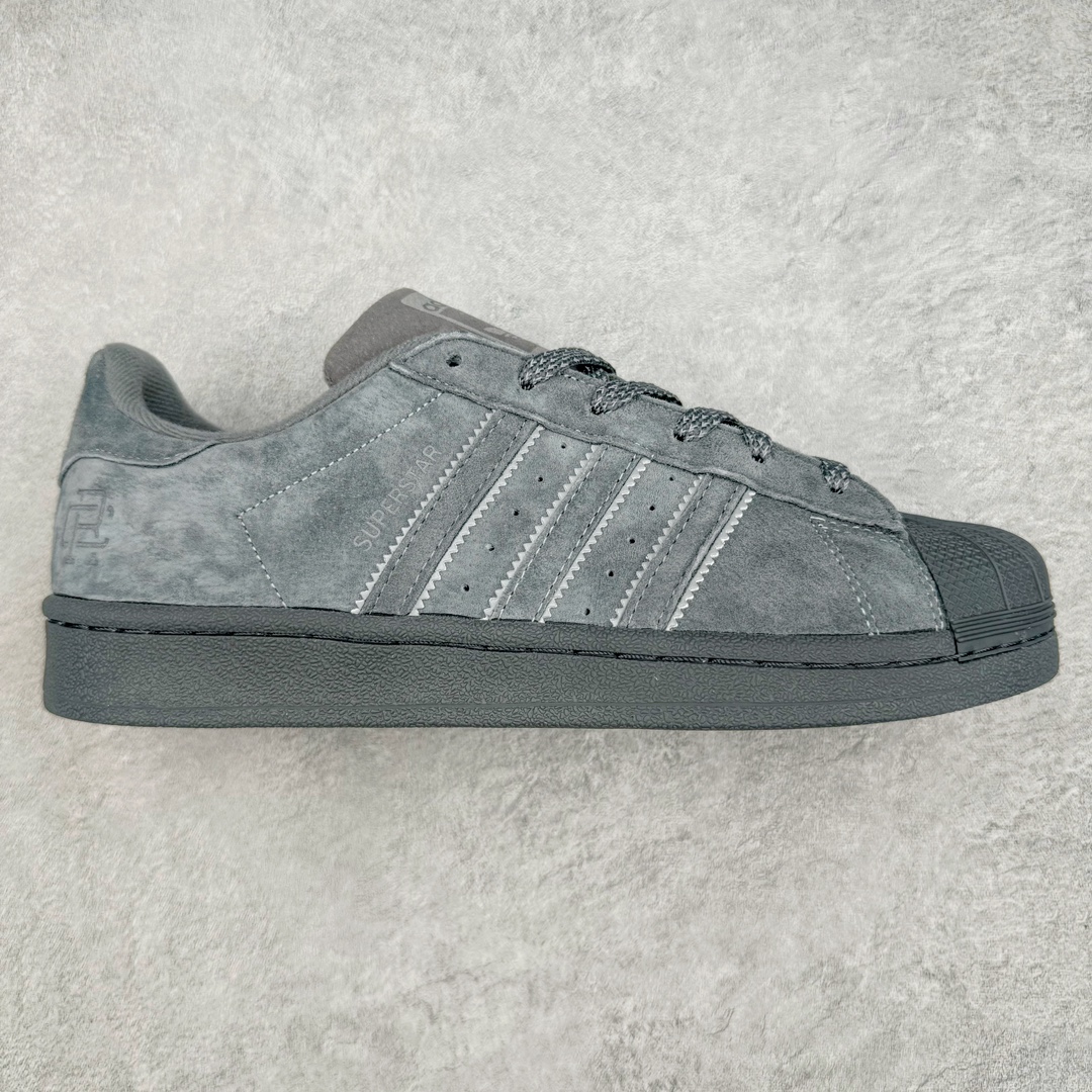 AD Originals Superstar 经典复古贝壳头板鞋 BS9588 诞生于1969年 是第一双将全皮面鞋 身与橡胶鞋头结合在一起的低帮篮球鞋 Superstar最开始 是作为高帮篮球鞋Pro Model的低帮版本而出现的 但因为其独特和醒目的橡胶鞋头造型而让大家熟知 被大家形象地称为\\\”shelltoe\\\”贝壳头 在70年代的美国职业篮球场上 接近3/4的NBA球员都将这双Superstar作为场上用鞋 80年代之后 经过不断的改良和发展 Superstar逐渐成为横跨时装、音乐、街头文化、休闲和运动等各大领域的时尚潮鞋 尺码：36 36.5 37 38 38.5 39 40 40.5 41 42 42.5 43 44 44.5 45-选品中心