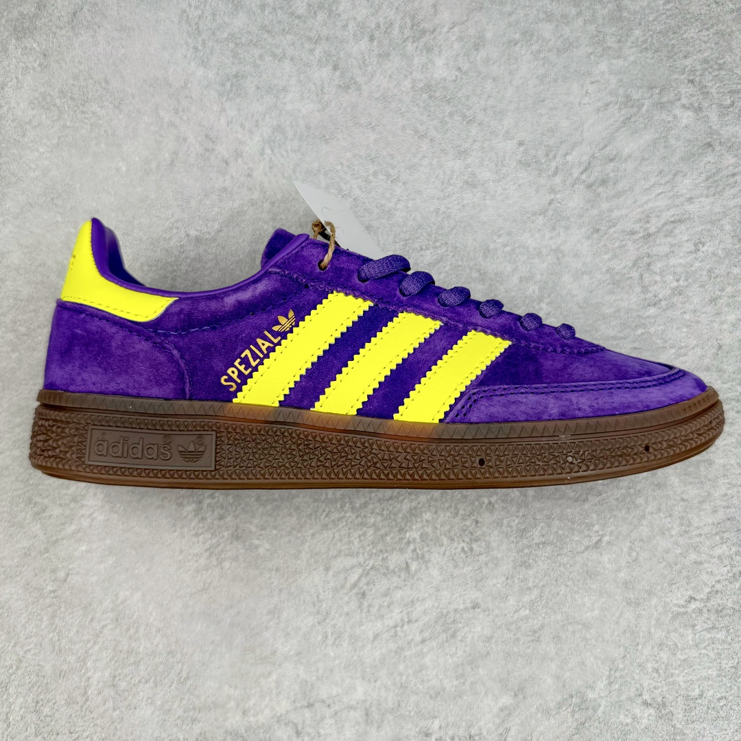 AD Originals Handball SPZL 手球运动员系列百搭休闲运动板鞋 GW1398 这款来自阿迪达斯的这款HANDBALL SPZL前身是一双手球运动鞋，这一次拿来复刻，所以鞋面的主要色彩选用了黑色， 鞋面外侧除了Spezial字母之外还有三叶草标志。Handball SPZL作为复古手球训练鞋与作为室内足球鞋的Samba有着异曲同工之处，但是质感更为出众的鞋身以及丰富的配色选择比起Samba来讲可以说是更胜一筹了！尺码：36 36⅔ 37⅓ 38 38⅔ 39⅓ 40 40⅔ 41⅓ 42 42⅔ 43⅓ 44 45-选品中心