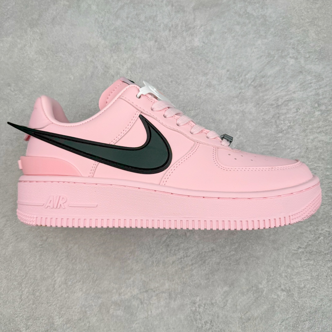 ＃福利特价 AMBUSH x NK Air Force 1 Low 空军一号宽底版系列低帮百搭休闲运动板鞋 联名大钩 DV3464-108 在 Yoon Ahn 的职权范围内 AMBUSH 已经确立了自己在日本街头服饰生态系统中的主要地位 同时通过 Air Adjust Force 和一系列 Dunks 的合作帮助 他们最近在美国的东亚印记显着扩大 预计将在这个假期首次亮相 该品牌现在将其人才带入 Air Force 1，这是这两个群体年轻的四年关系中的第一次 除了之前看到的“白/黑”AF1 后者的结构始终采用优质工具 鞋面采用高端滚纹皮革 而 AMBUSH 品牌的鞋跟夹和加长的摩托车尾管 Swooshes 为下面所示的包覆设计注入了个性 相对于标志性的“三重黑”美学 深黑色产品享有上述色调的完全色调处理 除了它的中足格纹和上鞋舌品牌 它用清爽的白色细节和镀铬杜布拉斯照亮了漆黑的整体 “皇家蓝”锚定了从鞋垫到第二套服装不间断鞋底单元的所有东西 而与上述相同的装饰 - 包括鞋跟标签 - 以名义上的黄色阴影结束 尺码：36 36.5 37.5 38 38.5 39 40 40.5 41 42 42.5 43 44 44.5 45-选品中心