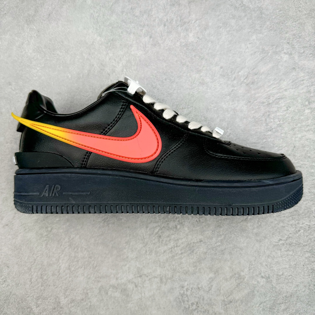 ＃福利特价 AMBUSH x NK Air Force 1 Low 空军一号宽底版系列低帮百搭休闲运动板鞋 联名大钩 DV3464-001 在 Yoon Ahn 的职权范围内 AMBUSH 已经确立了自己在日本街头服饰生态系统中的主要地位 同时通过 Air Adjust Force 和一系列 Dunks 的合作帮助 他们最近在美国的东亚印记显着扩大 预计将在这个假期首次亮相 该品牌现在将其人才带入 Air Force 1，这是这两个群体年轻的四年关系中的第一次 除了之前看到的“白/黑”AF1 后者的结构始终采用优质工具 鞋面采用高端滚纹皮革 而 AMBUSH 品牌的鞋跟夹和加长的摩托车尾管 Swooshes 为下面所示的包覆设计注入了个性 相对于标志性的“三重黑”美学 深黑色产品享有上述色调的完全色调处理 除了它的中足格纹和上鞋舌品牌 它用清爽的白色细节和镀铬杜布拉斯照亮了漆黑的整体 “皇家蓝”锚定了从鞋垫到第二套服装不间断鞋底单元的所有东西 而与上述相同的装饰 – 包括鞋跟标签 – 以名义上的黄色阴影结束 尺码：36 36.5 37.5 38 38.5 39 40 40.5 41 42 42.5 43 44 44.5 45-选品中心