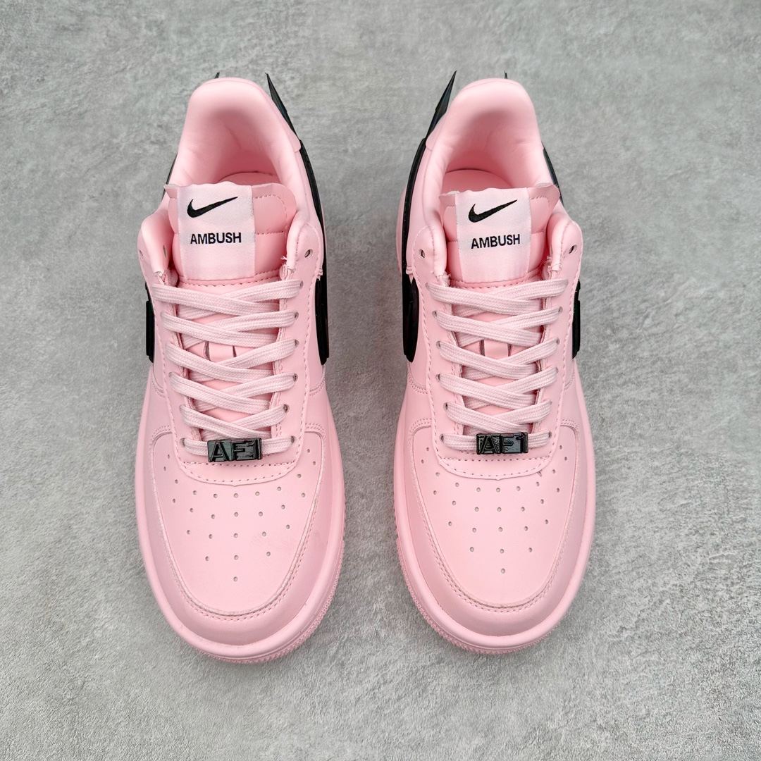 图片[2]-＃福利特价 AMBUSH x NK Air Force 1 Low 空军一号宽底版系列低帮百搭休闲运动板鞋 联名大钩 DV3464-108 在 Yoon Ahn 的职权范围内 AMBUSH 已经确立了自己在日本街头服饰生态系统中的主要地位 同时通过 Air Adjust Force 和一系列 Dunks 的合作帮助 他们最近在美国的东亚印记显着扩大 预计将在这个假期首次亮相 该品牌现在将其人才带入 Air Force 1，这是这两个群体年轻的四年关系中的第一次 除了之前看到的“白/黑”AF1 后者的结构始终采用优质工具 鞋面采用高端滚纹皮革 而 AMBUSH 品牌的鞋跟夹和加长的摩托车尾管 Swooshes 为下面所示的包覆设计注入了个性 相对于标志性的“三重黑”美学 深黑色产品享有上述色调的完全色调处理 除了它的中足格纹和上鞋舌品牌 它用清爽的白色细节和镀铬杜布拉斯照亮了漆黑的整体 “皇家蓝”锚定了从鞋垫到第二套服装不间断鞋底单元的所有东西 而与上述相同的装饰 – 包括鞋跟标签 – 以名义上的黄色阴影结束 尺码：36 36.5 37.5 38 38.5 39 40 40.5 41 42 42.5 43 44 44.5 45-选品中心