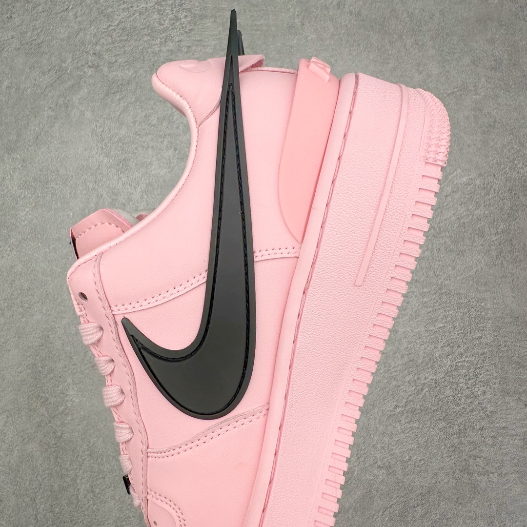 图片[7]-＃福利特价 AMBUSH x NK Air Force 1 Low 空军一号宽底版系列低帮百搭休闲运动板鞋 联名大钩 DV3464-108 在 Yoon Ahn 的职权范围内 AMBUSH 已经确立了自己在日本街头服饰生态系统中的主要地位 同时通过 Air Adjust Force 和一系列 Dunks 的合作帮助 他们最近在美国的东亚印记显着扩大 预计将在这个假期首次亮相 该品牌现在将其人才带入 Air Force 1，这是这两个群体年轻的四年关系中的第一次 除了之前看到的“白/黑”AF1 后者的结构始终采用优质工具 鞋面采用高端滚纹皮革 而 AMBUSH 品牌的鞋跟夹和加长的摩托车尾管 Swooshes 为下面所示的包覆设计注入了个性 相对于标志性的“三重黑”美学 深黑色产品享有上述色调的完全色调处理 除了它的中足格纹和上鞋舌品牌 它用清爽的白色细节和镀铬杜布拉斯照亮了漆黑的整体 “皇家蓝”锚定了从鞋垫到第二套服装不间断鞋底单元的所有东西 而与上述相同的装饰 – 包括鞋跟标签 – 以名义上的黄色阴影结束 尺码：36 36.5 37.5 38 38.5 39 40 40.5 41 42 42.5 43 44 44.5 45-选品中心