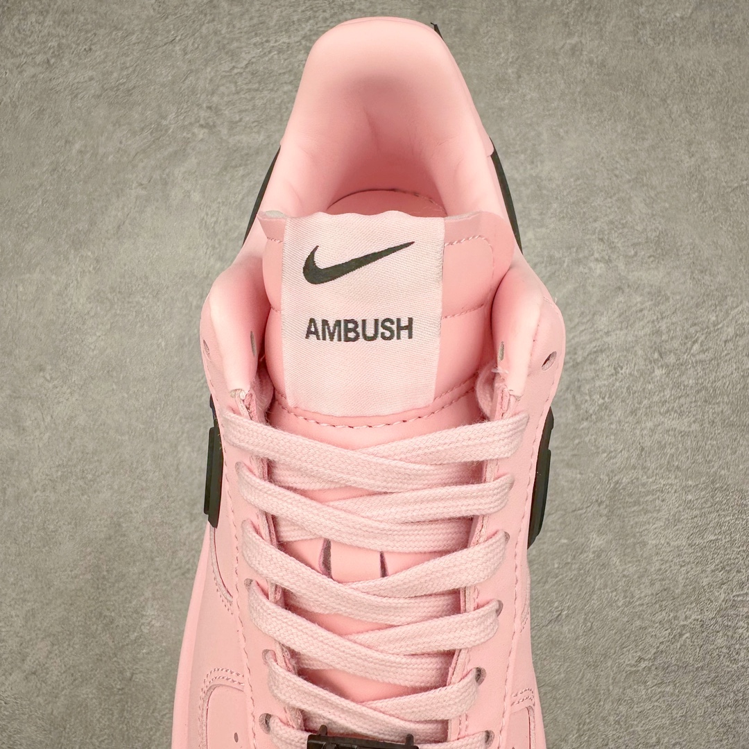 图片[5]-＃福利特价 AMBUSH x NK Air Force 1 Low 空军一号宽底版系列低帮百搭休闲运动板鞋 联名大钩 DV3464-108 在 Yoon Ahn 的职权范围内 AMBUSH 已经确立了自己在日本街头服饰生态系统中的主要地位 同时通过 Air Adjust Force 和一系列 Dunks 的合作帮助 他们最近在美国的东亚印记显着扩大 预计将在这个假期首次亮相 该品牌现在将其人才带入 Air Force 1，这是这两个群体年轻的四年关系中的第一次 除了之前看到的“白/黑”AF1 后者的结构始终采用优质工具 鞋面采用高端滚纹皮革 而 AMBUSH 品牌的鞋跟夹和加长的摩托车尾管 Swooshes 为下面所示的包覆设计注入了个性 相对于标志性的“三重黑”美学 深黑色产品享有上述色调的完全色调处理 除了它的中足格纹和上鞋舌品牌 它用清爽的白色细节和镀铬杜布拉斯照亮了漆黑的整体 “皇家蓝”锚定了从鞋垫到第二套服装不间断鞋底单元的所有东西 而与上述相同的装饰 – 包括鞋跟标签 – 以名义上的黄色阴影结束 尺码：36 36.5 37.5 38 38.5 39 40 40.5 41 42 42.5 43 44 44.5 45-选品中心