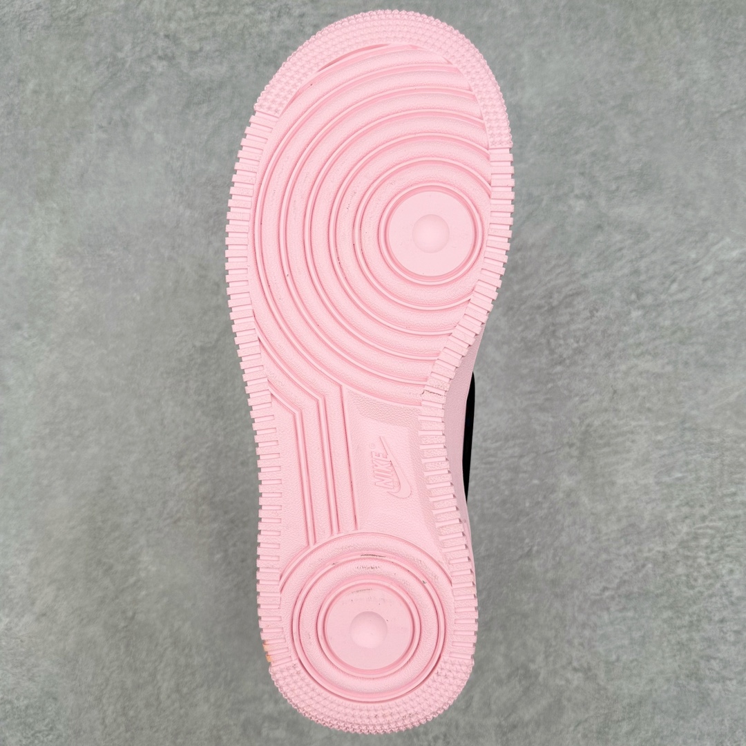 图片[9]-＃福利特价 AMBUSH x NK Air Force 1 Low 空军一号宽底版系列低帮百搭休闲运动板鞋 联名大钩 DV3464-108 在 Yoon Ahn 的职权范围内 AMBUSH 已经确立了自己在日本街头服饰生态系统中的主要地位 同时通过 Air Adjust Force 和一系列 Dunks 的合作帮助 他们最近在美国的东亚印记显着扩大 预计将在这个假期首次亮相 该品牌现在将其人才带入 Air Force 1，这是这两个群体年轻的四年关系中的第一次 除了之前看到的“白/黑”AF1 后者的结构始终采用优质工具 鞋面采用高端滚纹皮革 而 AMBUSH 品牌的鞋跟夹和加长的摩托车尾管 Swooshes 为下面所示的包覆设计注入了个性 相对于标志性的“三重黑”美学 深黑色产品享有上述色调的完全色调处理 除了它的中足格纹和上鞋舌品牌 它用清爽的白色细节和镀铬杜布拉斯照亮了漆黑的整体 “皇家蓝”锚定了从鞋垫到第二套服装不间断鞋底单元的所有东西 而与上述相同的装饰 – 包括鞋跟标签 – 以名义上的黄色阴影结束 尺码：36 36.5 37.5 38 38.5 39 40 40.5 41 42 42.5 43 44 44.5 45-选品中心