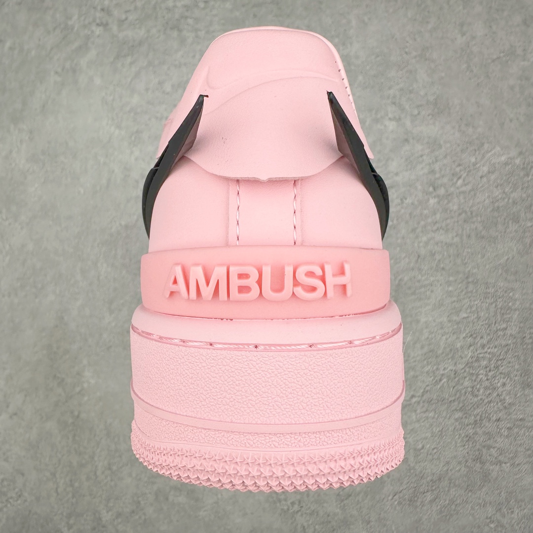 图片[8]-＃福利特价 AMBUSH x NK Air Force 1 Low 空军一号宽底版系列低帮百搭休闲运动板鞋 联名大钩 DV3464-108 在 Yoon Ahn 的职权范围内 AMBUSH 已经确立了自己在日本街头服饰生态系统中的主要地位 同时通过 Air Adjust Force 和一系列 Dunks 的合作帮助 他们最近在美国的东亚印记显着扩大 预计将在这个假期首次亮相 该品牌现在将其人才带入 Air Force 1，这是这两个群体年轻的四年关系中的第一次 除了之前看到的“白/黑”AF1 后者的结构始终采用优质工具 鞋面采用高端滚纹皮革 而 AMBUSH 品牌的鞋跟夹和加长的摩托车尾管 Swooshes 为下面所示的包覆设计注入了个性 相对于标志性的“三重黑”美学 深黑色产品享有上述色调的完全色调处理 除了它的中足格纹和上鞋舌品牌 它用清爽的白色细节和镀铬杜布拉斯照亮了漆黑的整体 “皇家蓝”锚定了从鞋垫到第二套服装不间断鞋底单元的所有东西 而与上述相同的装饰 – 包括鞋跟标签 – 以名义上的黄色阴影结束 尺码：36 36.5 37.5 38 38.5 39 40 40.5 41 42 42.5 43 44 44.5 45-选品中心