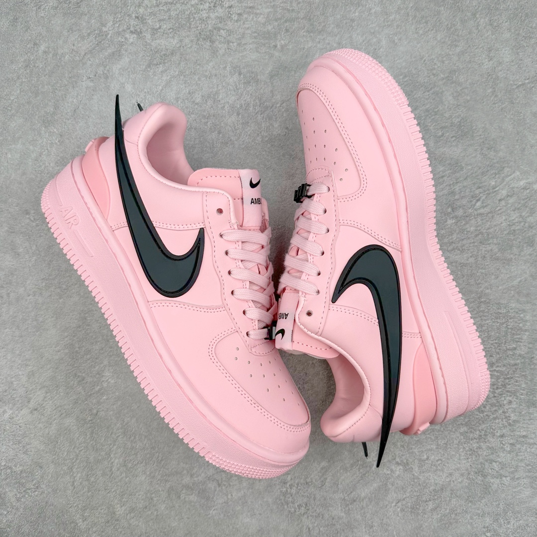 图片[3]-＃福利特价 AMBUSH x NK Air Force 1 Low 空军一号宽底版系列低帮百搭休闲运动板鞋 联名大钩 DV3464-108 在 Yoon Ahn 的职权范围内 AMBUSH 已经确立了自己在日本街头服饰生态系统中的主要地位 同时通过 Air Adjust Force 和一系列 Dunks 的合作帮助 他们最近在美国的东亚印记显着扩大 预计将在这个假期首次亮相 该品牌现在将其人才带入 Air Force 1，这是这两个群体年轻的四年关系中的第一次 除了之前看到的“白/黑”AF1 后者的结构始终采用优质工具 鞋面采用高端滚纹皮革 而 AMBUSH 品牌的鞋跟夹和加长的摩托车尾管 Swooshes 为下面所示的包覆设计注入了个性 相对于标志性的“三重黑”美学 深黑色产品享有上述色调的完全色调处理 除了它的中足格纹和上鞋舌品牌 它用清爽的白色细节和镀铬杜布拉斯照亮了漆黑的整体 “皇家蓝”锚定了从鞋垫到第二套服装不间断鞋底单元的所有东西 而与上述相同的装饰 – 包括鞋跟标签 – 以名义上的黄色阴影结束 尺码：36 36.5 37.5 38 38.5 39 40 40.5 41 42 42.5 43 44 44.5 45-选品中心